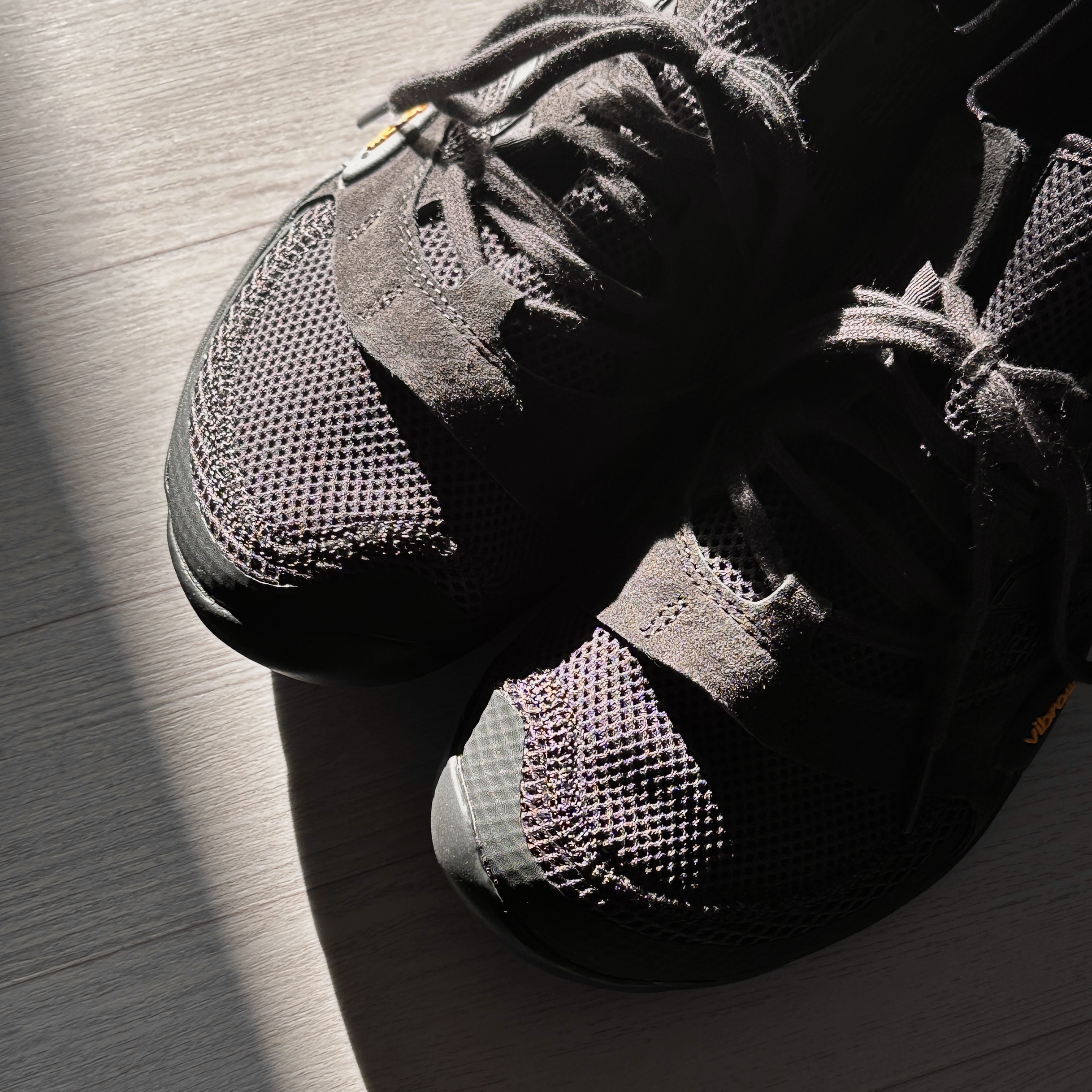 New Balance Minimus MT10O Black Castlerock 착용 스타일