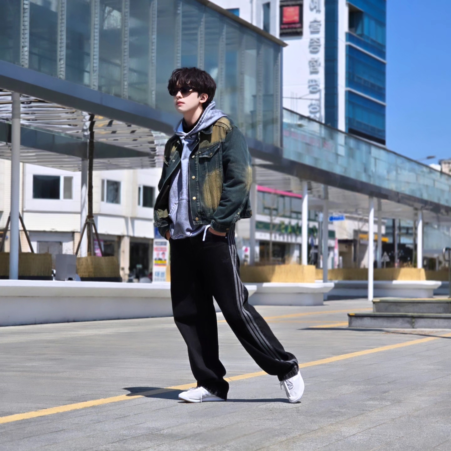 Flavorism Oversized Rivet Hoodie Dirty White, Adidas Adicolor Denim Firebird Pants True Black Denim - KR Sizing 착용 스타일 - 1