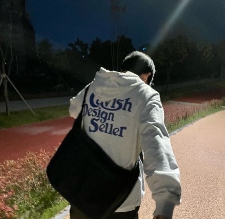 CAVISH Seller Logo Hoodie Light Grey Blue 착용 스타일