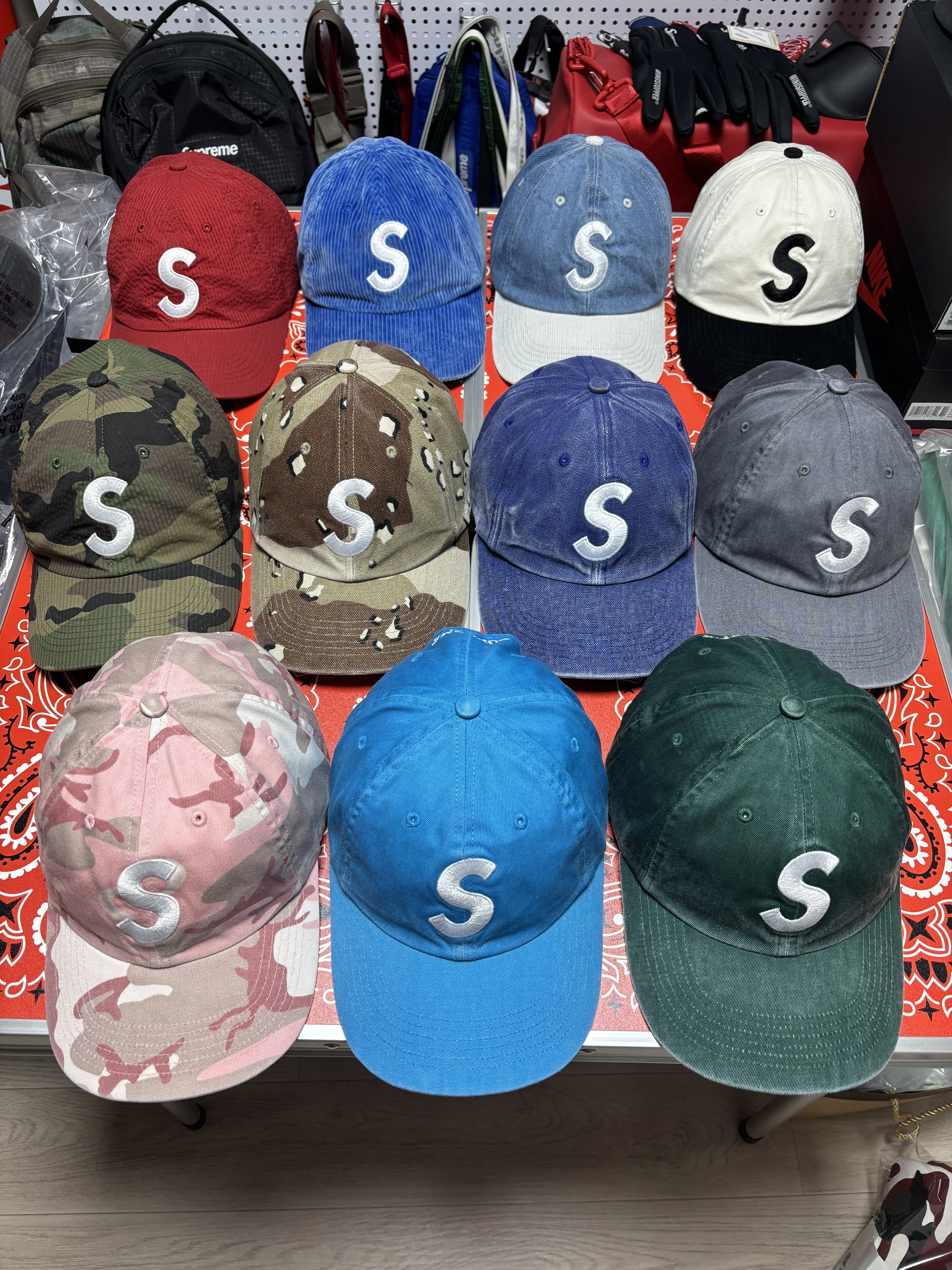 슈프림 코듀로이 S 로고 6-패널 캡 로얄 - 23FW, 슈프림 투톤 S 로고 6-패널 스톤 - 24SS 착용 스타일 - 1