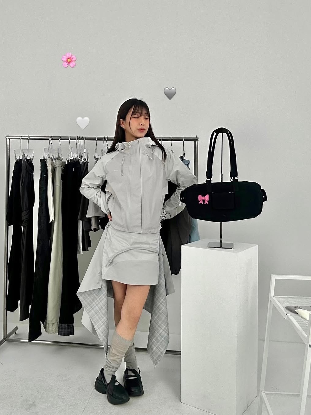 오호스 패널드 크롭 쉘 자켓 웜 그레이, 오호스 멀티패널 플리츠 스커트 웜 그레이 착용 스타일 - 4