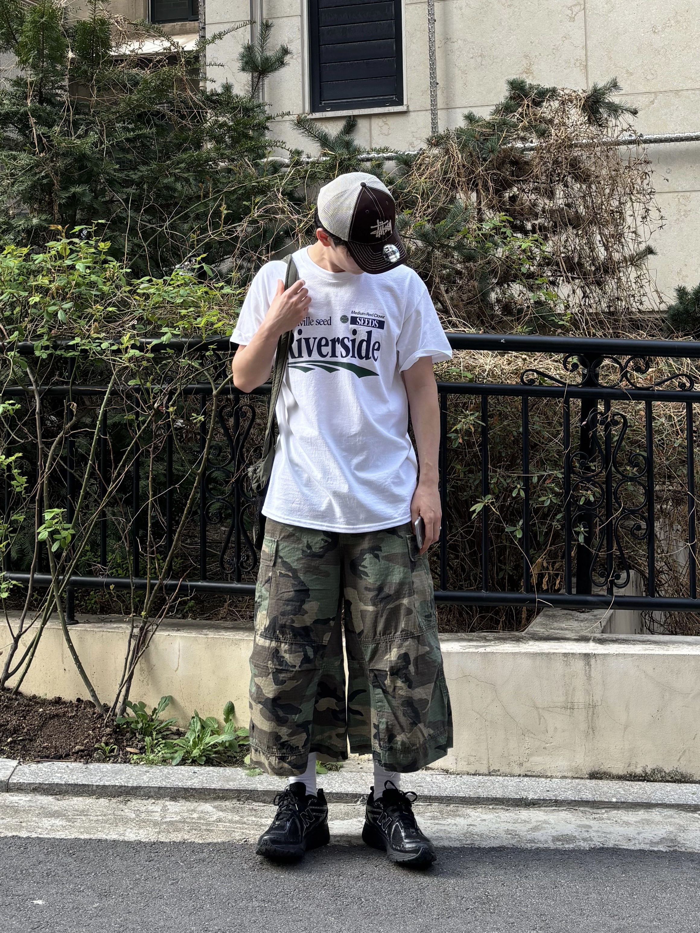 Gildan X EMEM Riverside T-Shirt White, New Balance 1906R Black Silver Metallic 착용 스타일 - 3