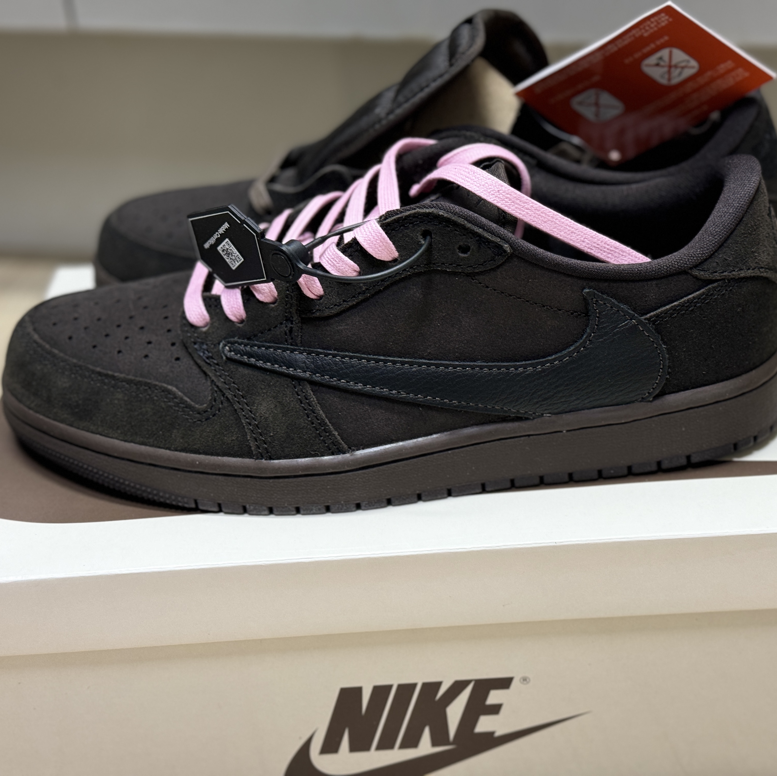 Jordan 1 x Travis Scott Retro Low OG SP Velvet Brown and Dark Mocha 착용 스타일 - 3