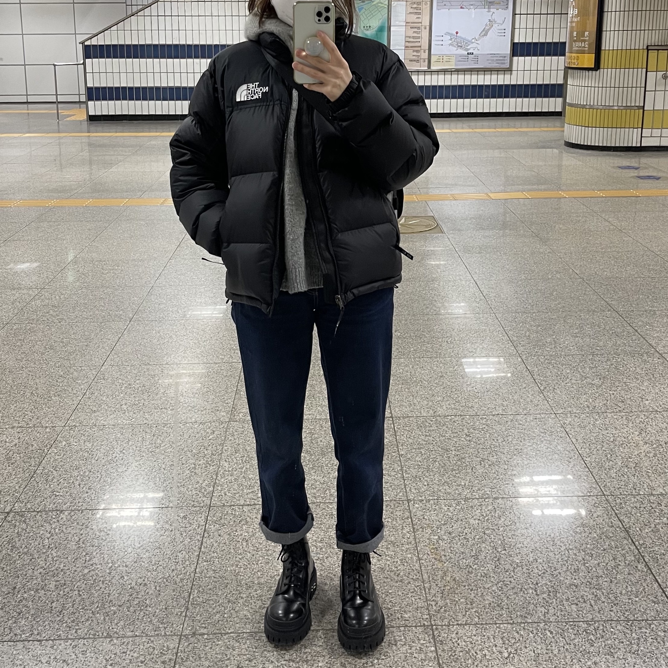 노스페이스 1996 에코 눕시 자켓 블랙, (W) 발렌시아가 스트라이크 레이스업 부츠 블랙 착용 스타일 - 1