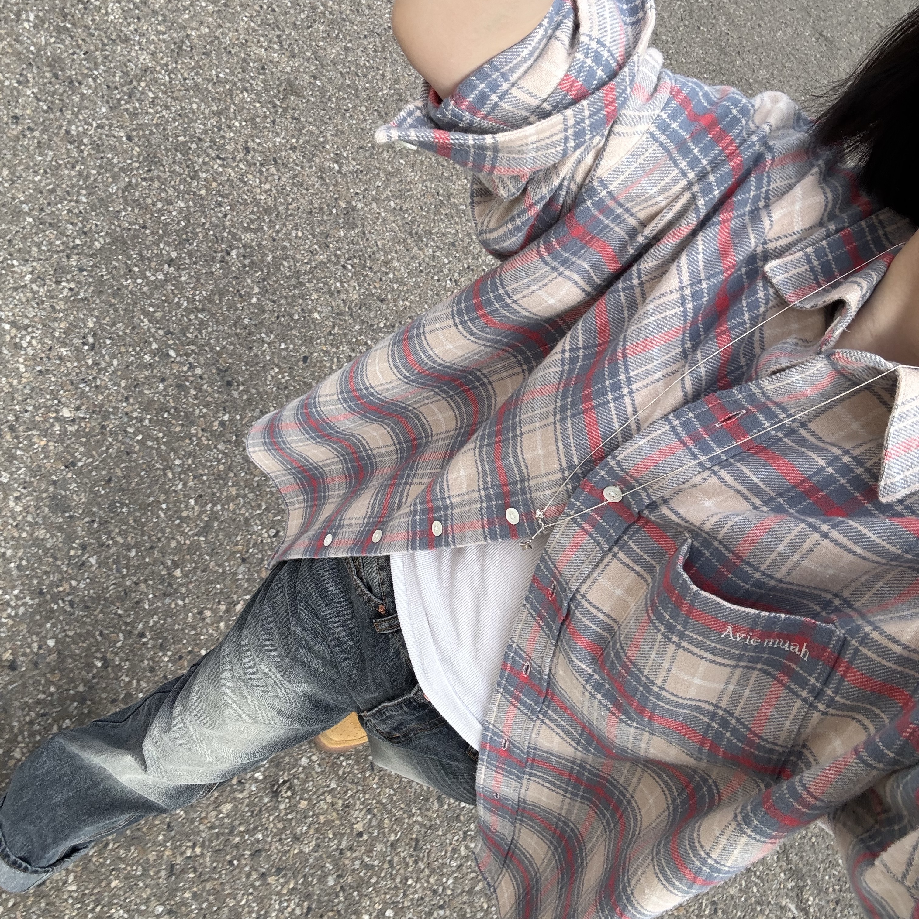 Aviemuah Relaxed Check Shirt Cream 착용 스타일