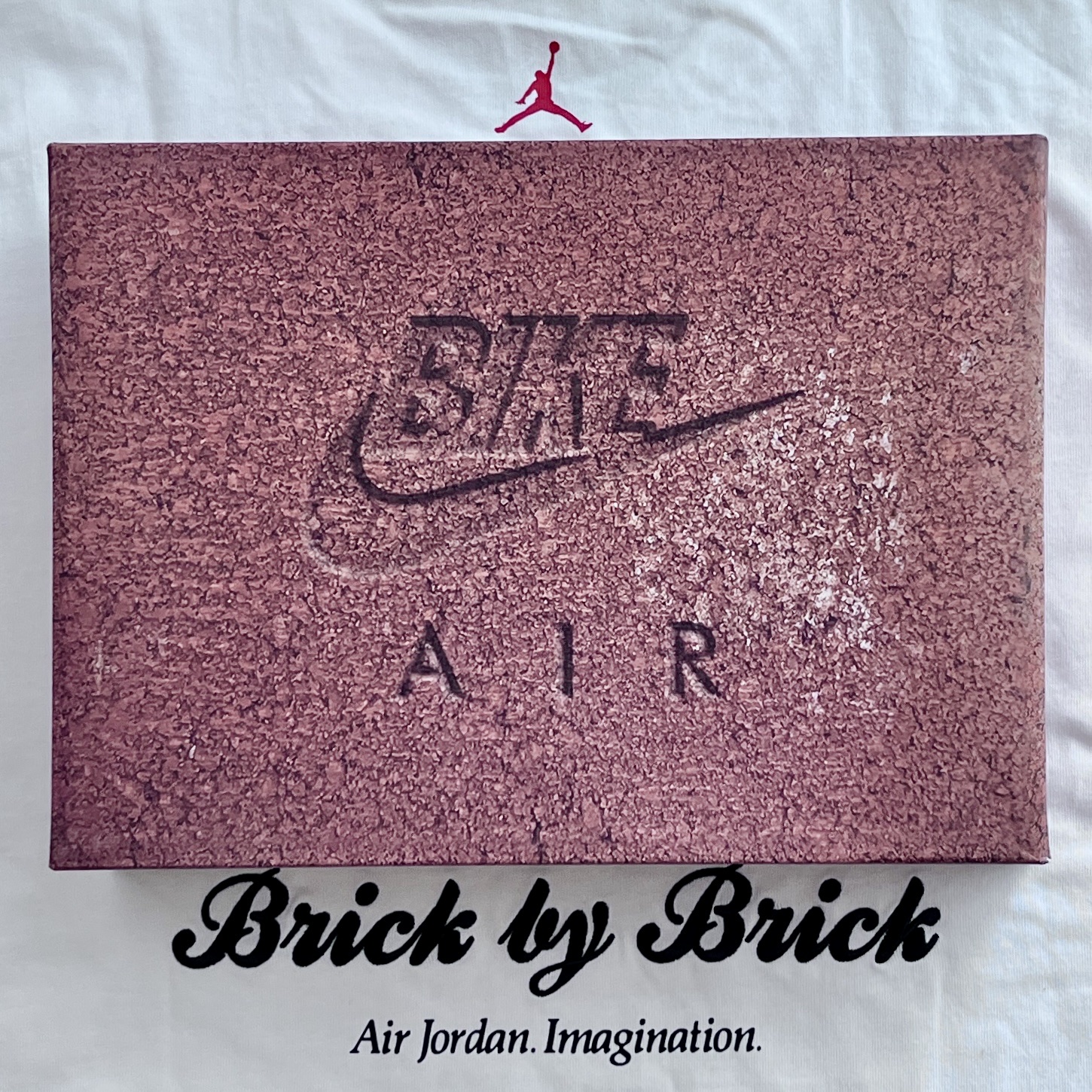 Jordan x Nigel Sylvester T-Shirt White (HQ1736-100), Jordan 4 x Nigel Sylvester Retro OG SP Brick by Brick 착용 스타일 - 1