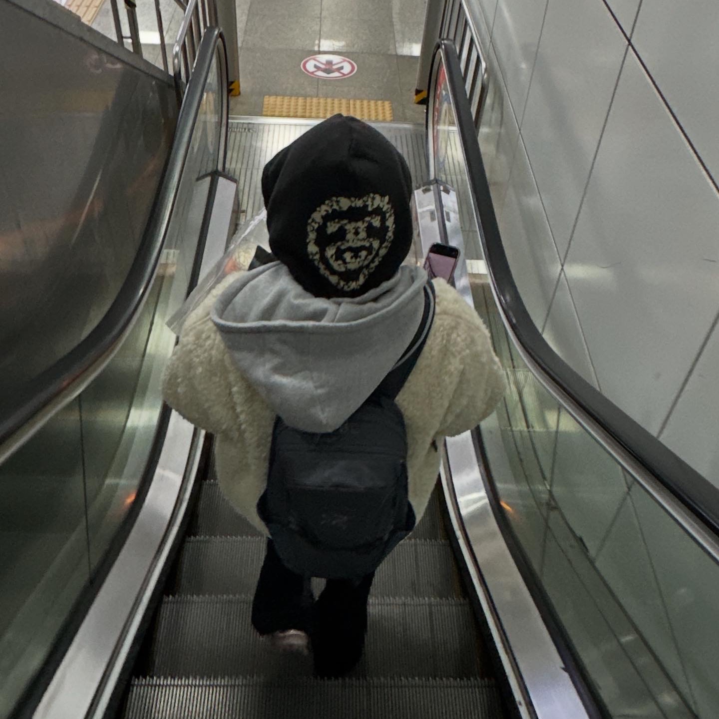 Stussy x Denim Tears Graphic Hoodie Black, Arc'teryx Mantis 16 Backpack Graphite 착용 스타일