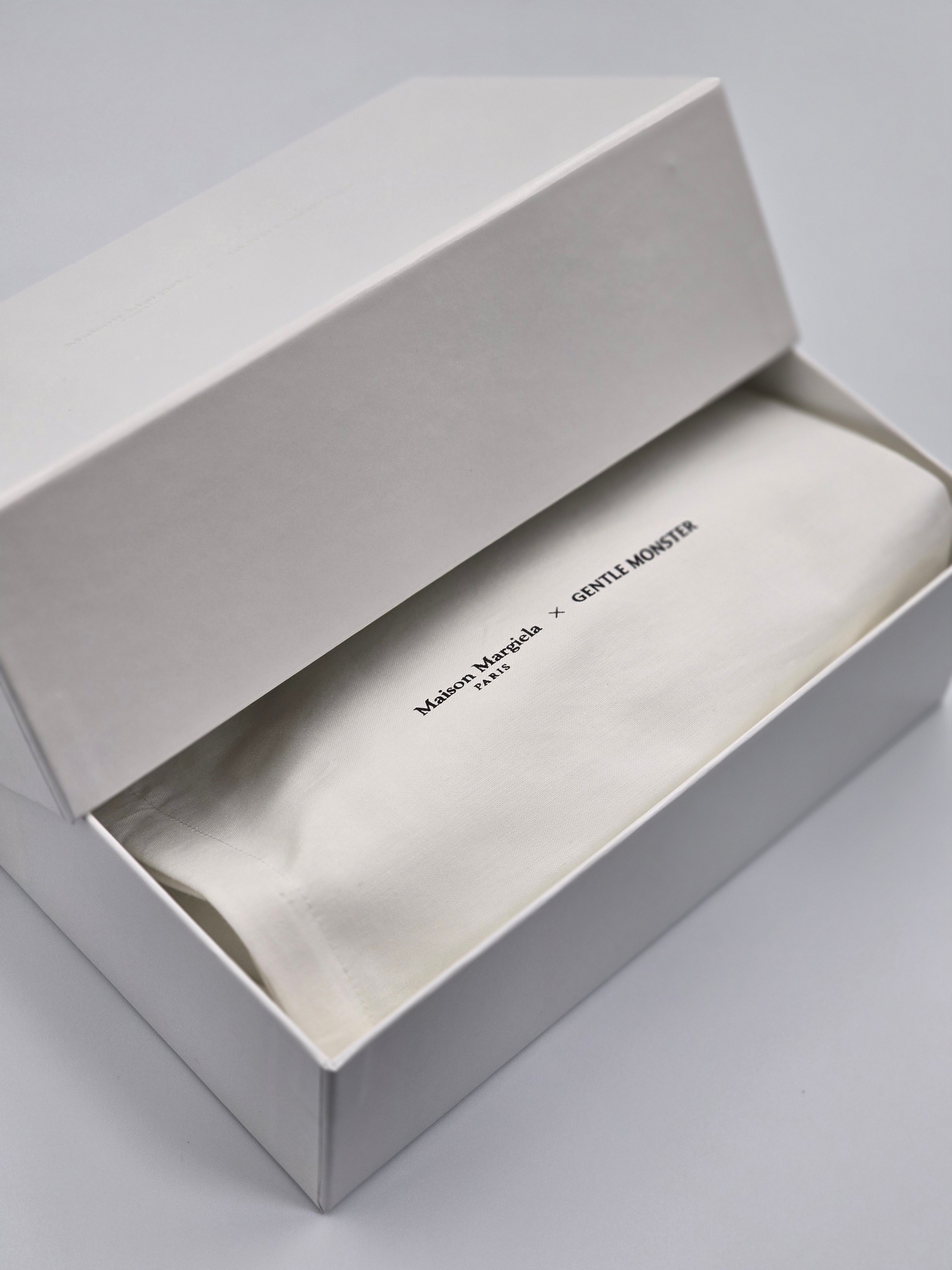 Gentle Monster x Maison Margiela MM211 Black Clear 착용 스타일 - 8