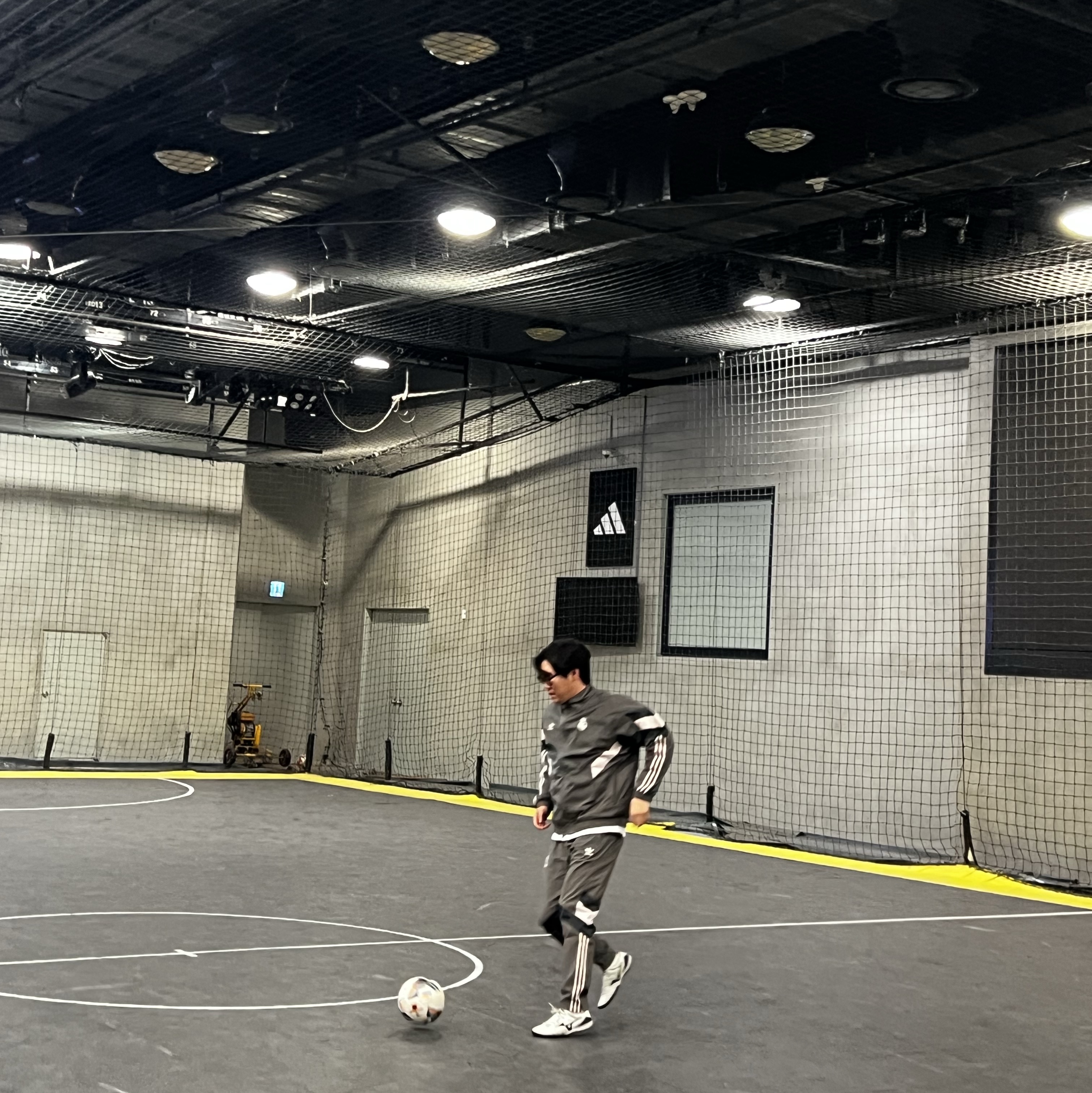 아디다스 레알 마드리드 오리지널스 트랙 탑 차콜 그레이 - KR 사이즈, 아디다스 레알 마드리드 2024/25 홈 저지 화이트 - KR 사이즈 (논 마킹 버전) 착용 스타일 - 2