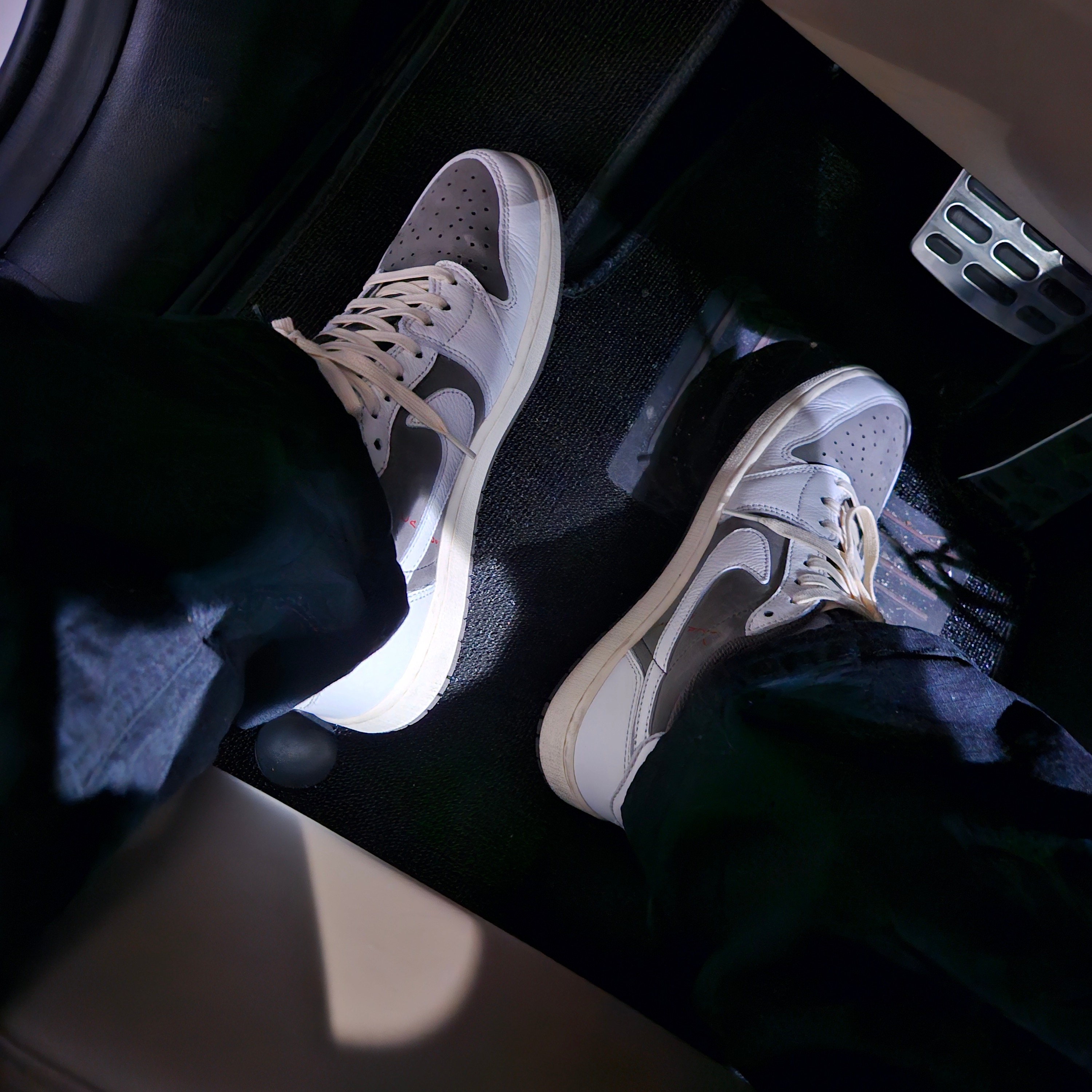 Jordan 1 x Travis Scott Retro Low OG SP Sail and Ridgerock 착용 스타일