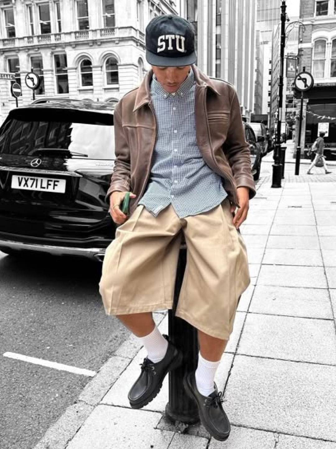 MJD Waffle Wide Carpenter Bermuda Pants Black, SLOW RECORD HOUSE Carpenter Bermuda Wide Denim Pants Medium Blue 착용 스타일 - 2