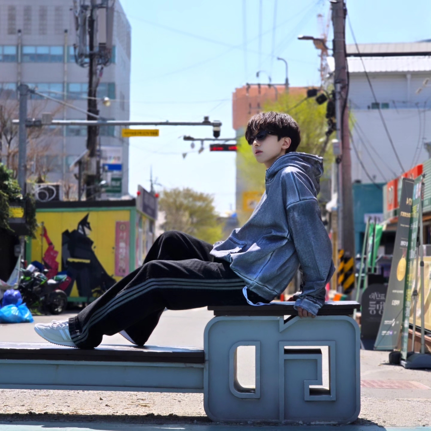 Flavorism Oversized Rivet Hoodie Dirty White, Adidas Adicolor Denim Firebird Pants True Black Denim - KR Sizing 착용 스타일 - 5