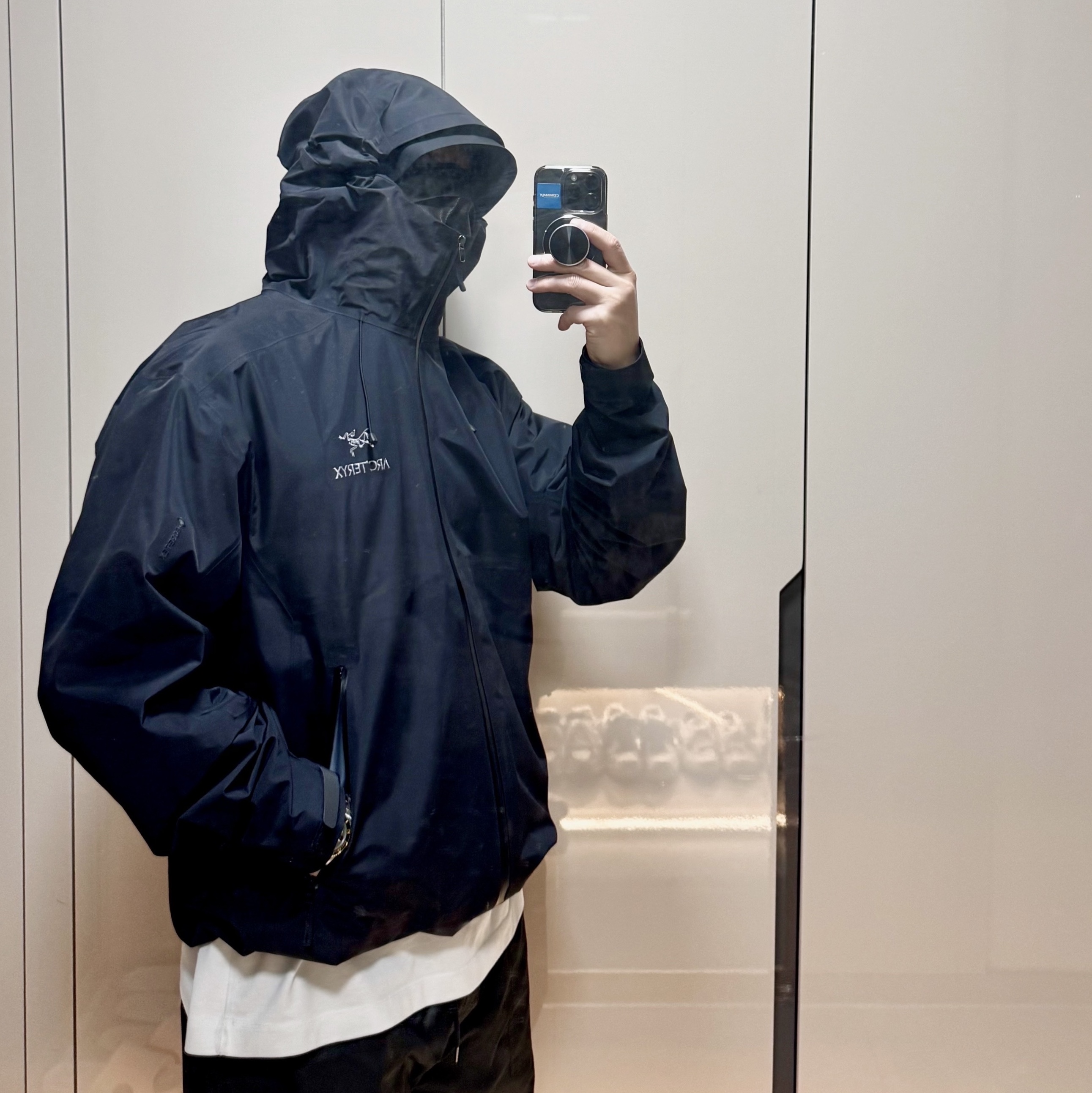 Arc'teryx Beta LT Jacket Black, Arc'teryx Veilance Bucket Hat Black 착용 스타일