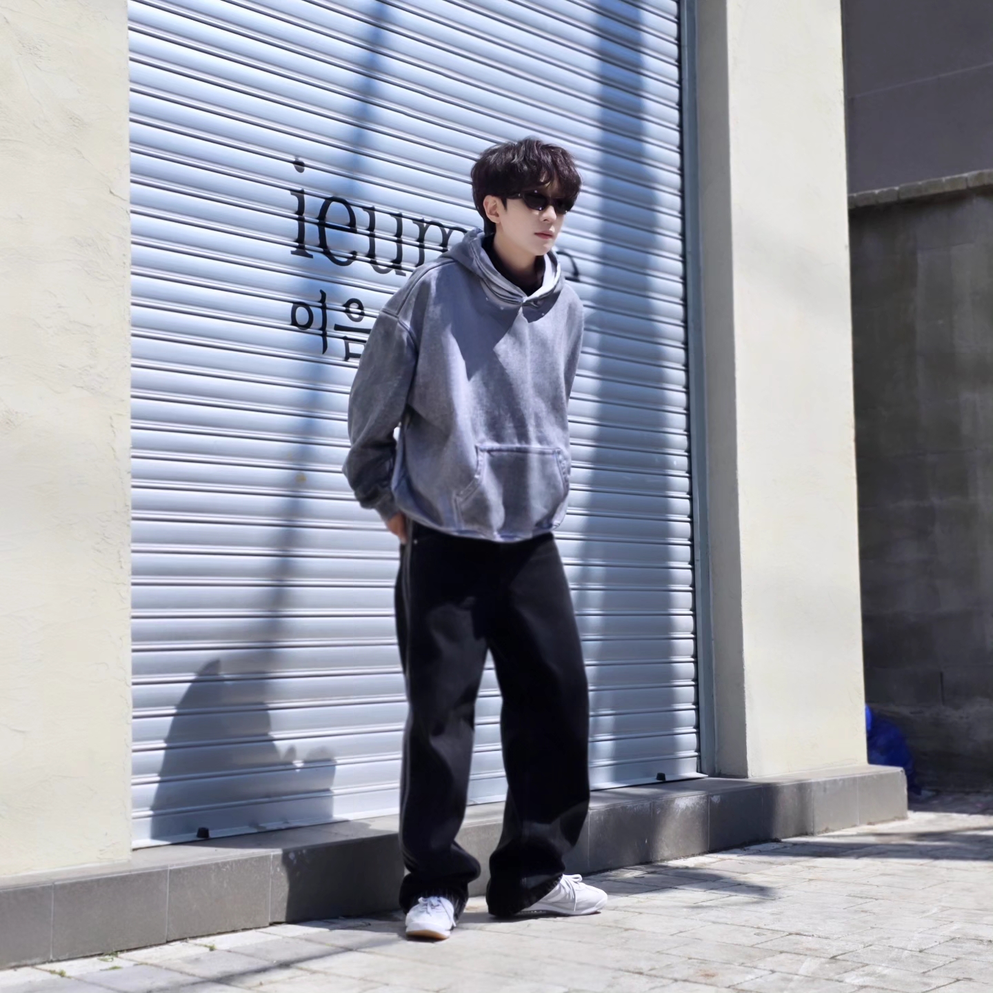 Flavorism Oversized Rivet Hoodie Dirty White, Adidas Adicolor Denim Firebird Pants True Black Denim - KR Sizing 착용 스타일 - 4