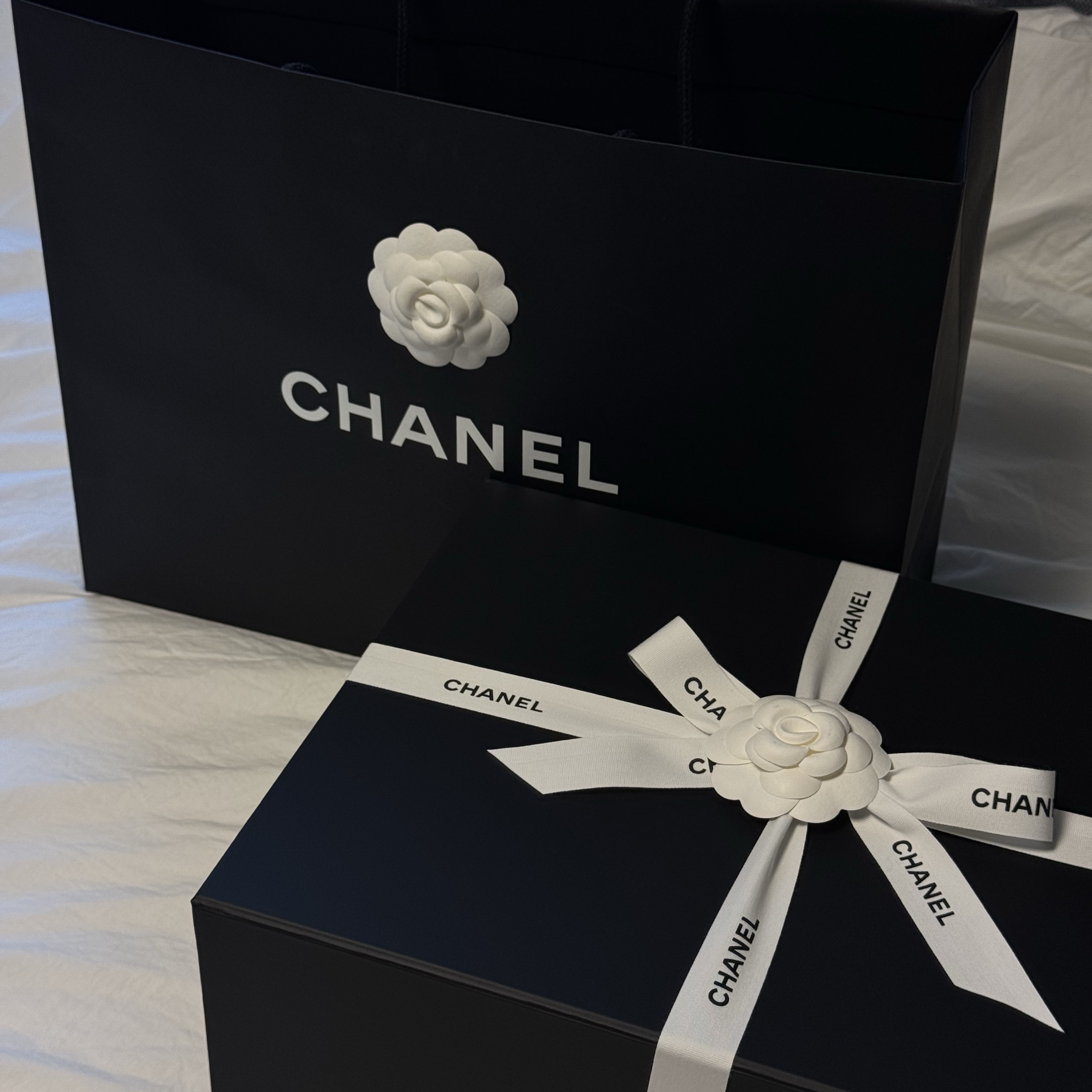 Chanel Small Backpack Grained Shiny Calfskin & Gold Black, Chanel Small Backpack Grained Shiny Calfskin & Gold Black 착용 스타일 - 2