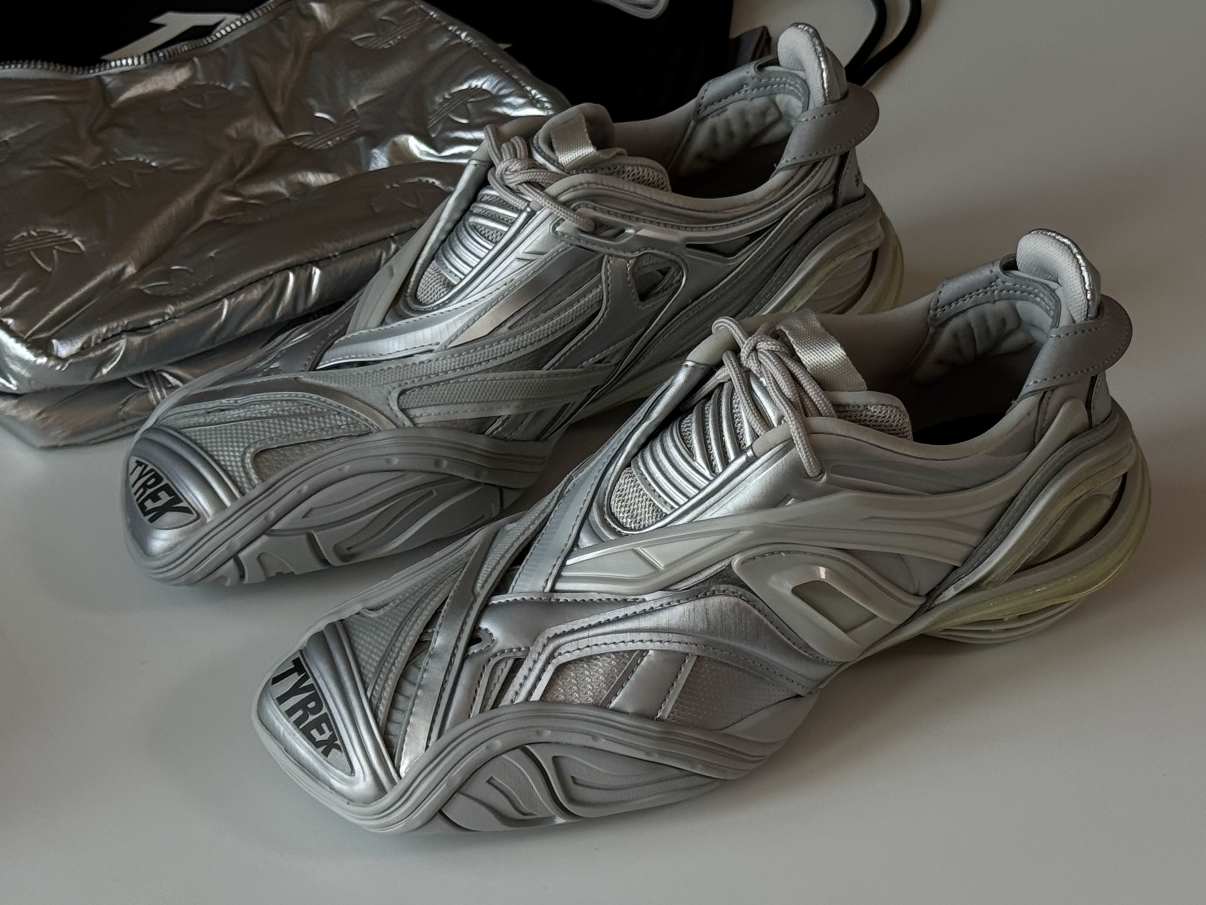 Balenciaga Tyrex Sneakers Silver, Adidas Puffy Satin Mini Shoulder Bag Silver Metallic 착용 스타일 - 4
