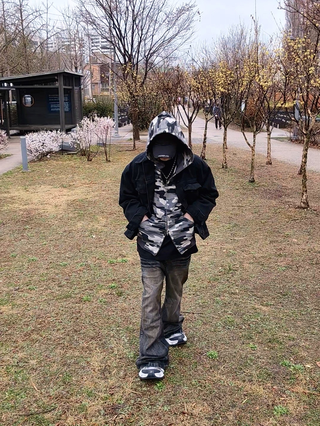 Civision by CSC Distressed Plain Cap, Balenciaga Cargo Sneakers White Grey 착용 스타일 - 2