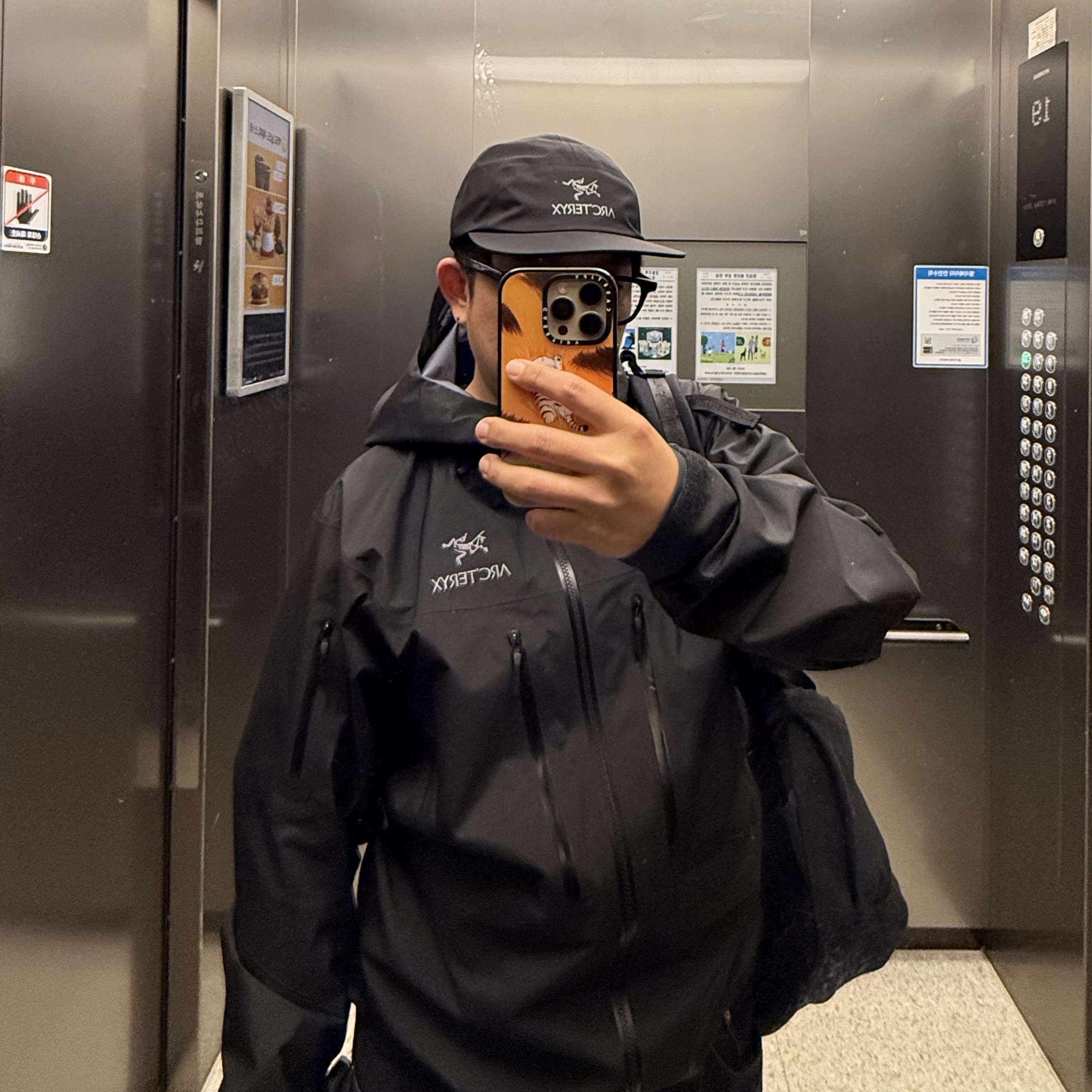 Arc'teryx Gore 5 Panel Cap Black, Arc'teryx Alpha SV Jacket Black 착용 스타일