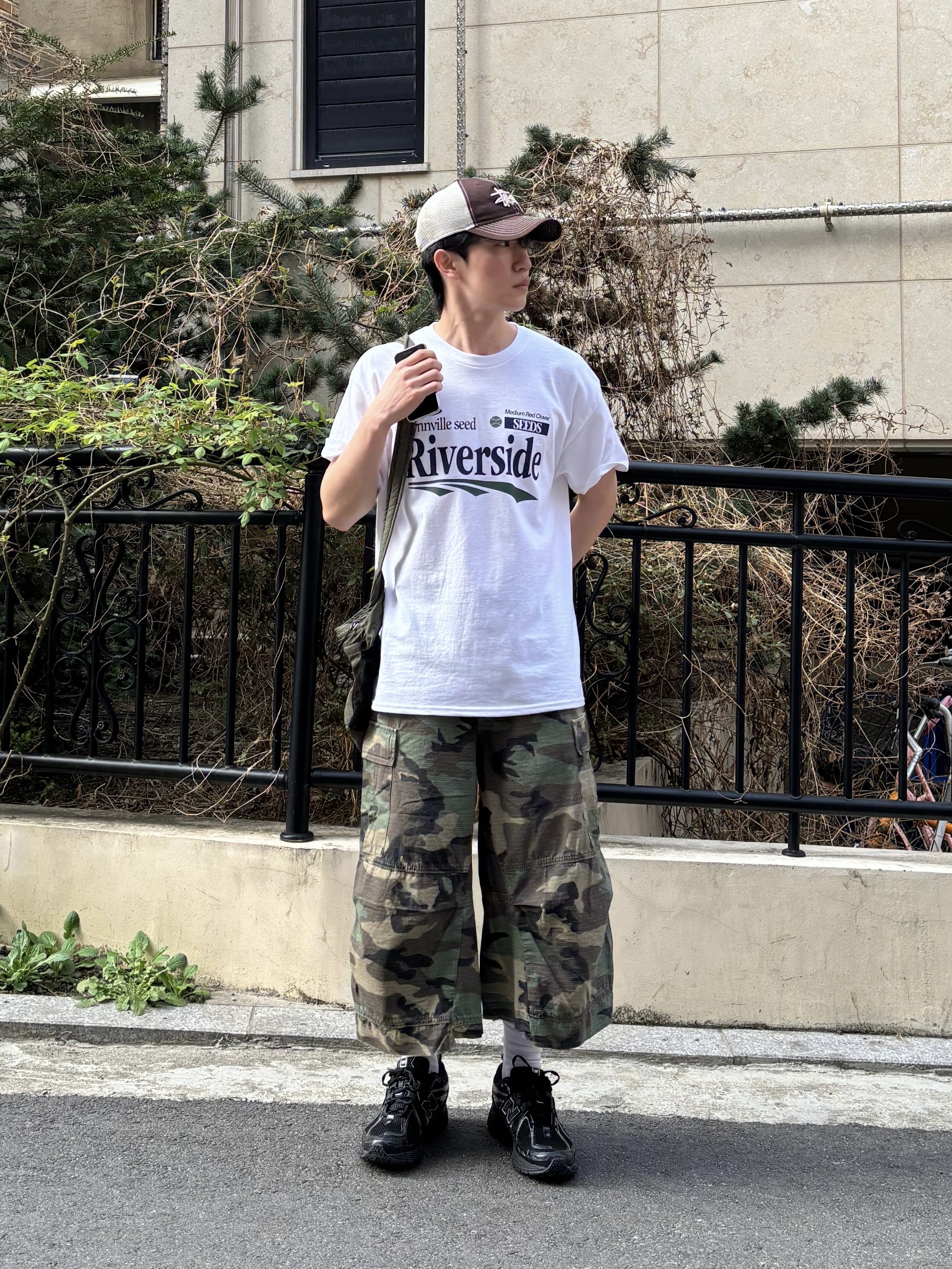 Gildan X EMEM Riverside T-Shirt White, New Balance 1906R Black Silver Metallic 착용 스타일 - 2