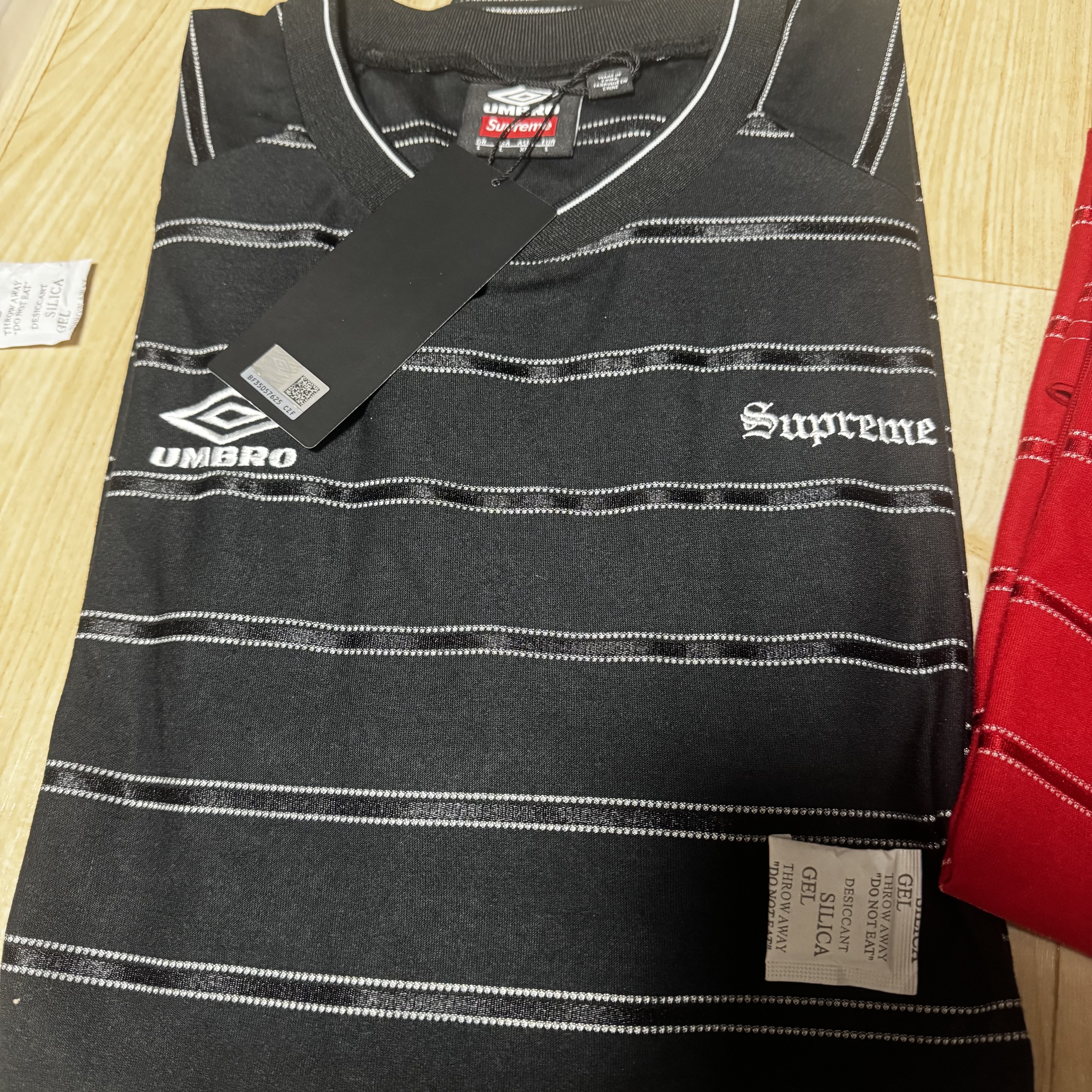 Supreme x Umbro Stripe Soccer Jersey Black - 25SS 착용 스타일