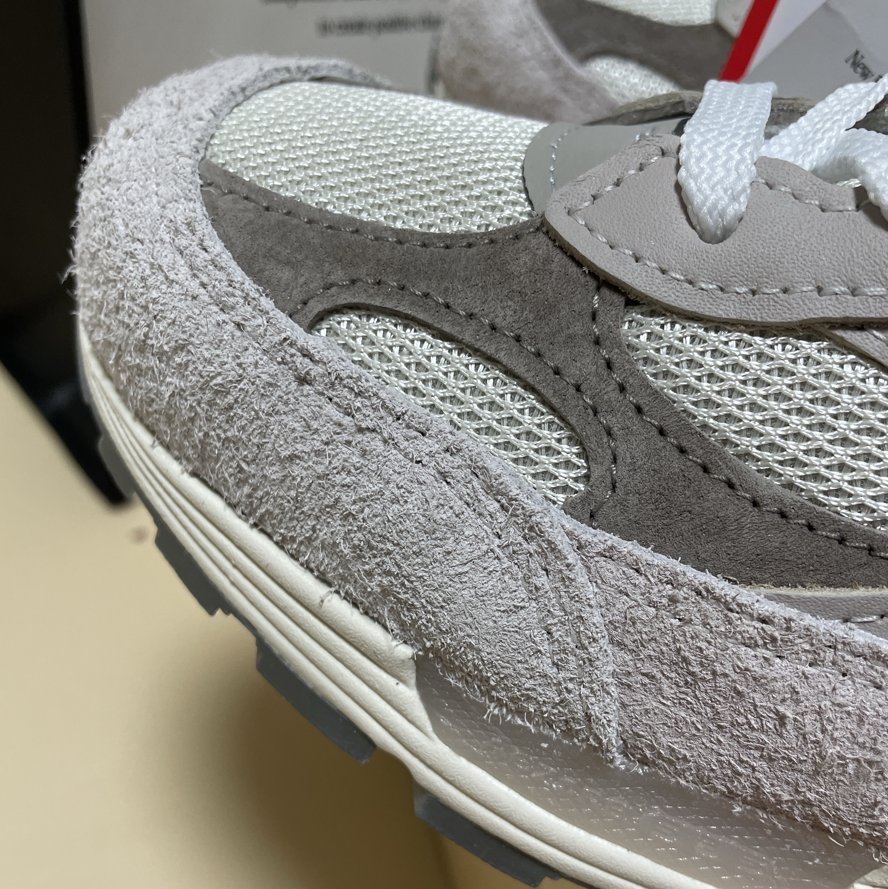 New Balance 992 Made in USA Moonrock Mushroom 착용 스타일 - 4