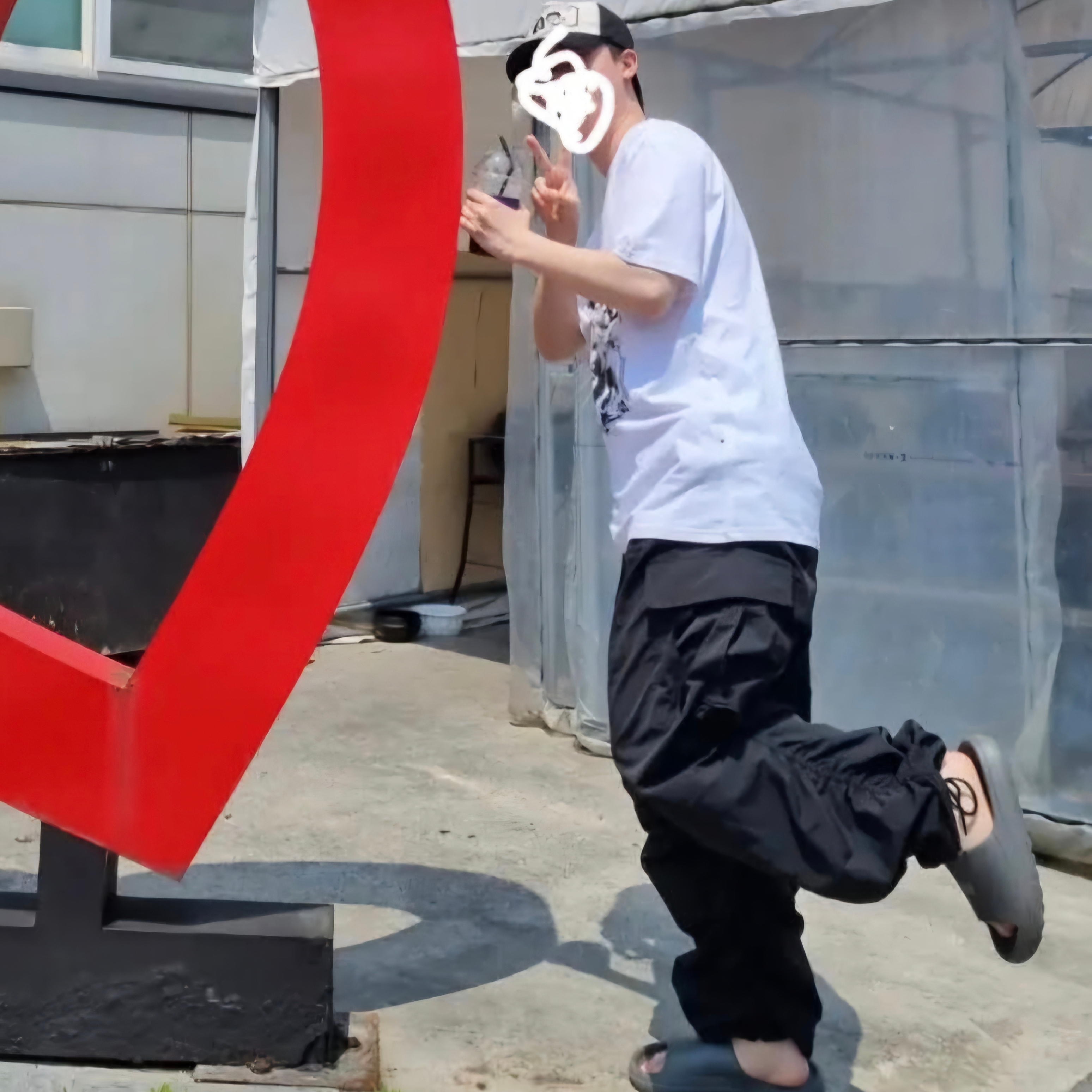 카비시 메가 싸이클론 숏슬리브 티셔츠 화이트 착용 스타일