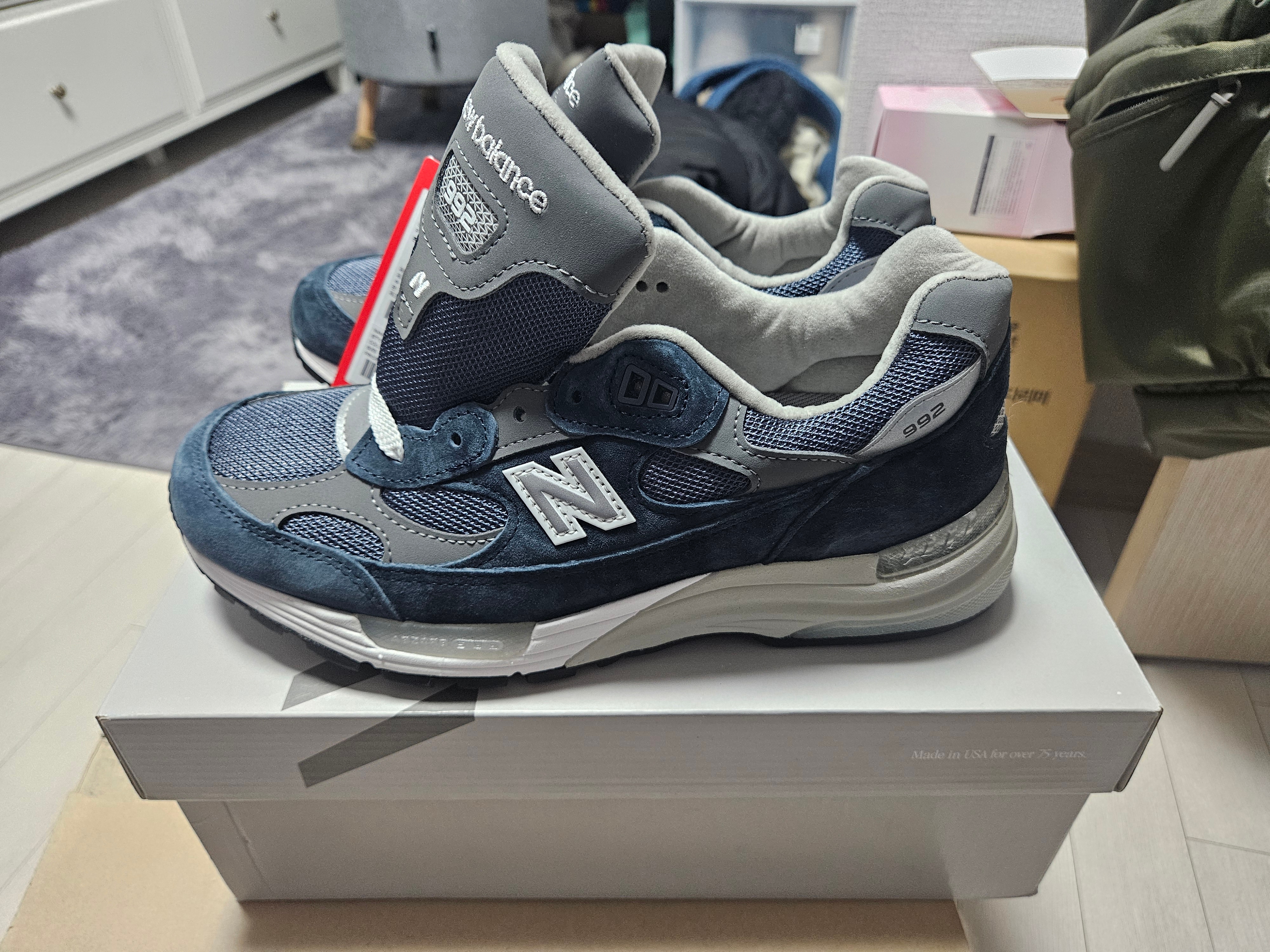 New Balance 992 Made in USA Core Navy 착용 스타일 - 2