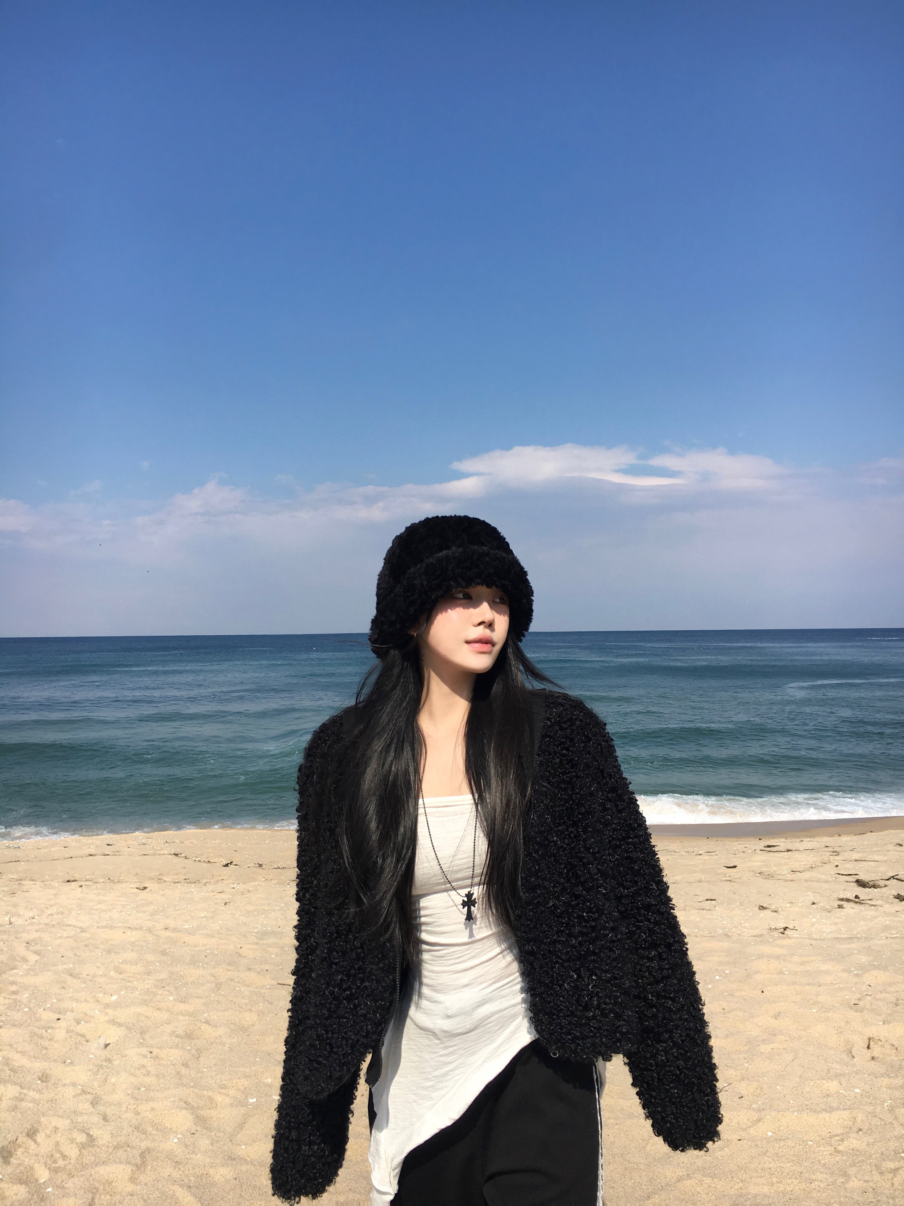 Chrome Hearts Silichrome CH Cross Pendant Black 2022/2023/2025, Crocs Classic Crush Clog White 착용 스타일 - 2