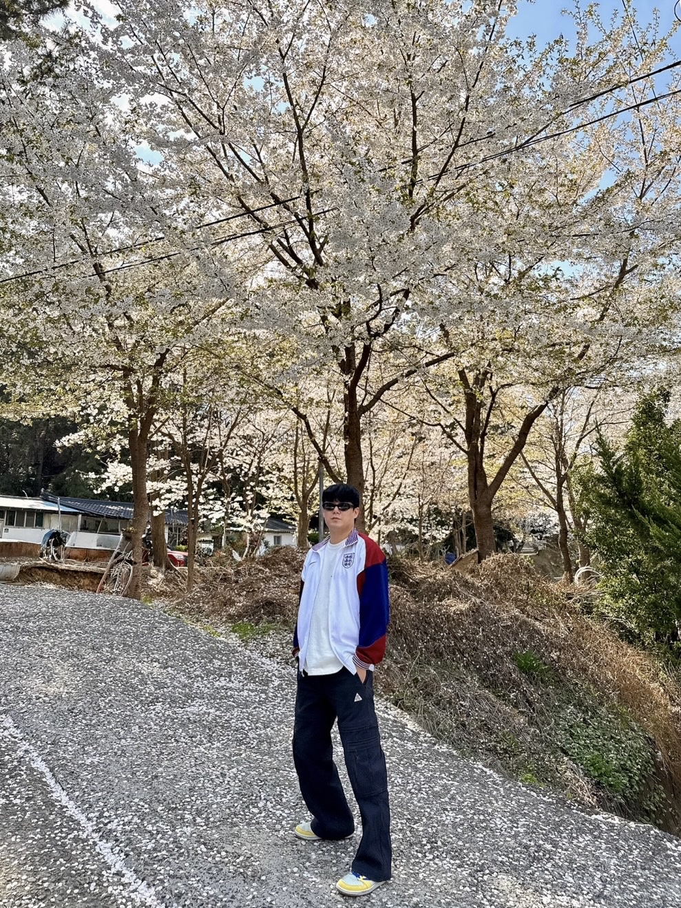 (W) Jordan 1 x Travis Scott Retro Low OG SP Canary, Nike England Dri-Fit Academy Pro Home Soccer Jacket White 착용 스타일 - 1