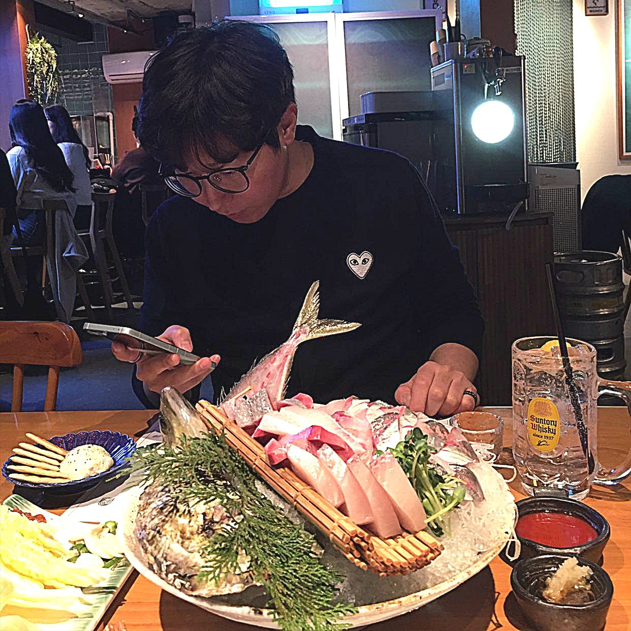 플레이 꼼데가르송 화이트 하트 니트 가디건 네이비 착용 스타일