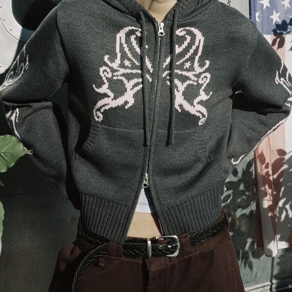 CAVISH W Butterfly Knit Zip Up Hoodie Charcoal 착용 스타일