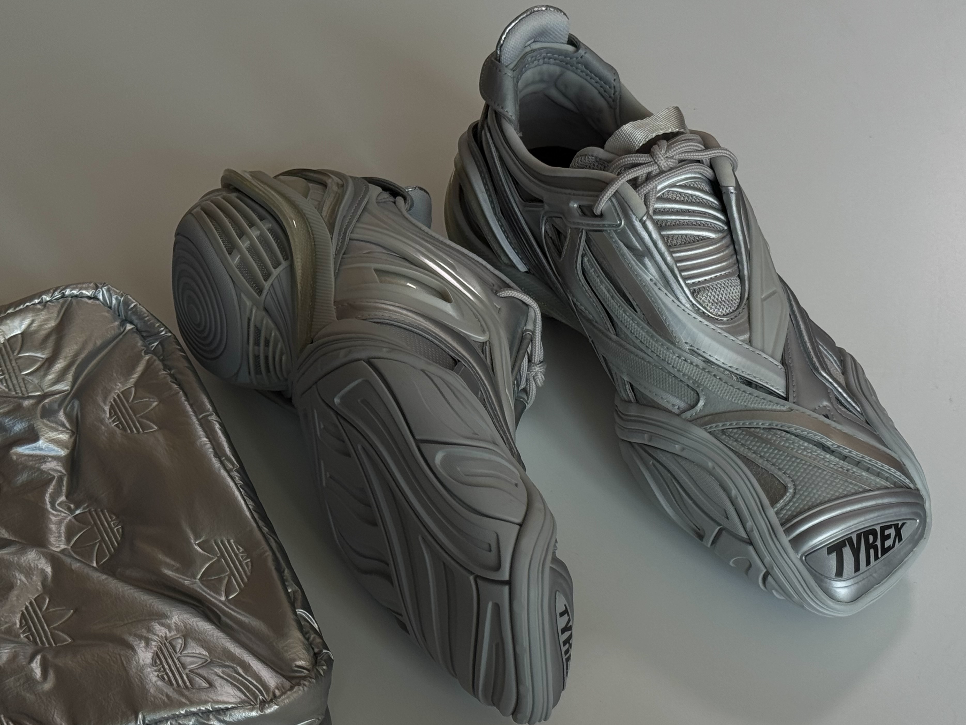 Balenciaga Tyrex Sneakers Silver, Adidas Puffy Satin Mini Shoulder Bag Silver Metallic 착용 스타일 - 2