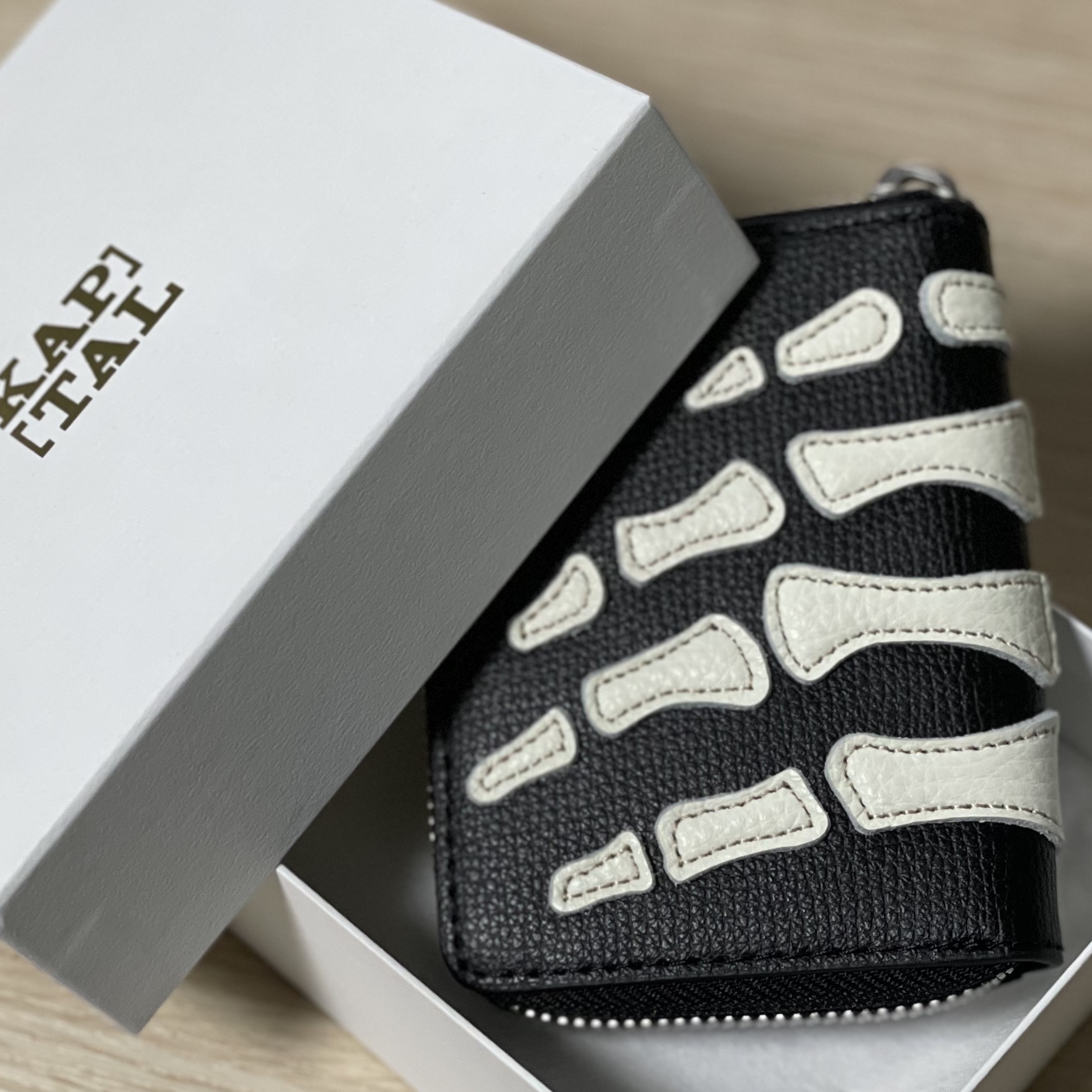 Kapital Thumbs Up Bone Hand Zip Mini Wallet Black 착용 스타일