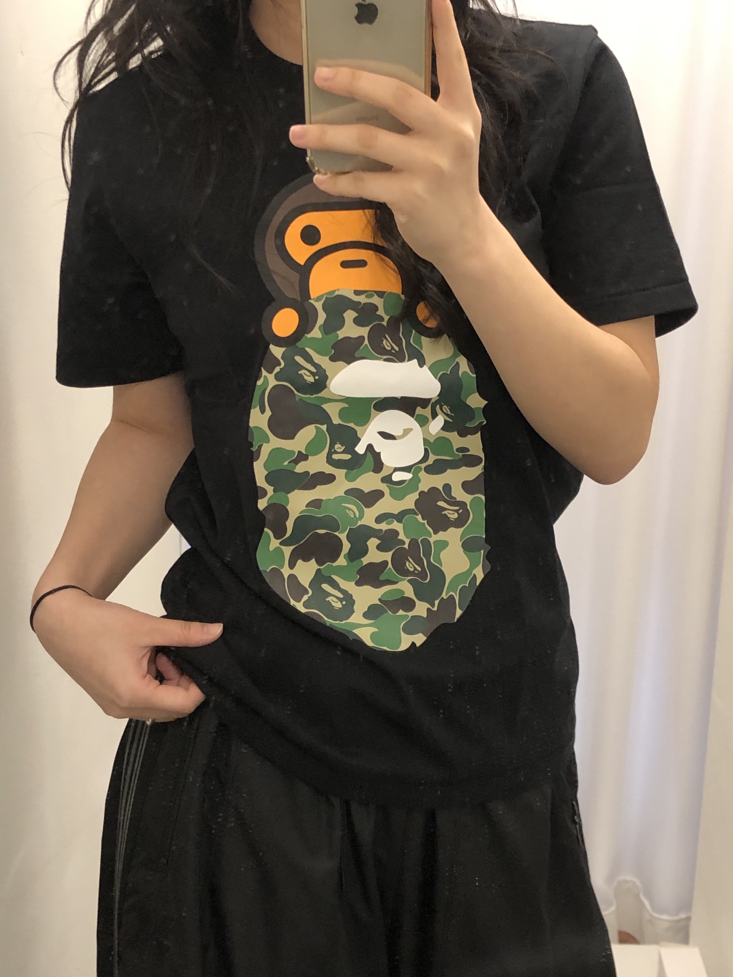 BAPE ABC Camo Milo on Ape Head L/S T-Shirt White Pink, BAPE Baby Milo Mini Shoulder Bag Black 착용 스타일 - 5