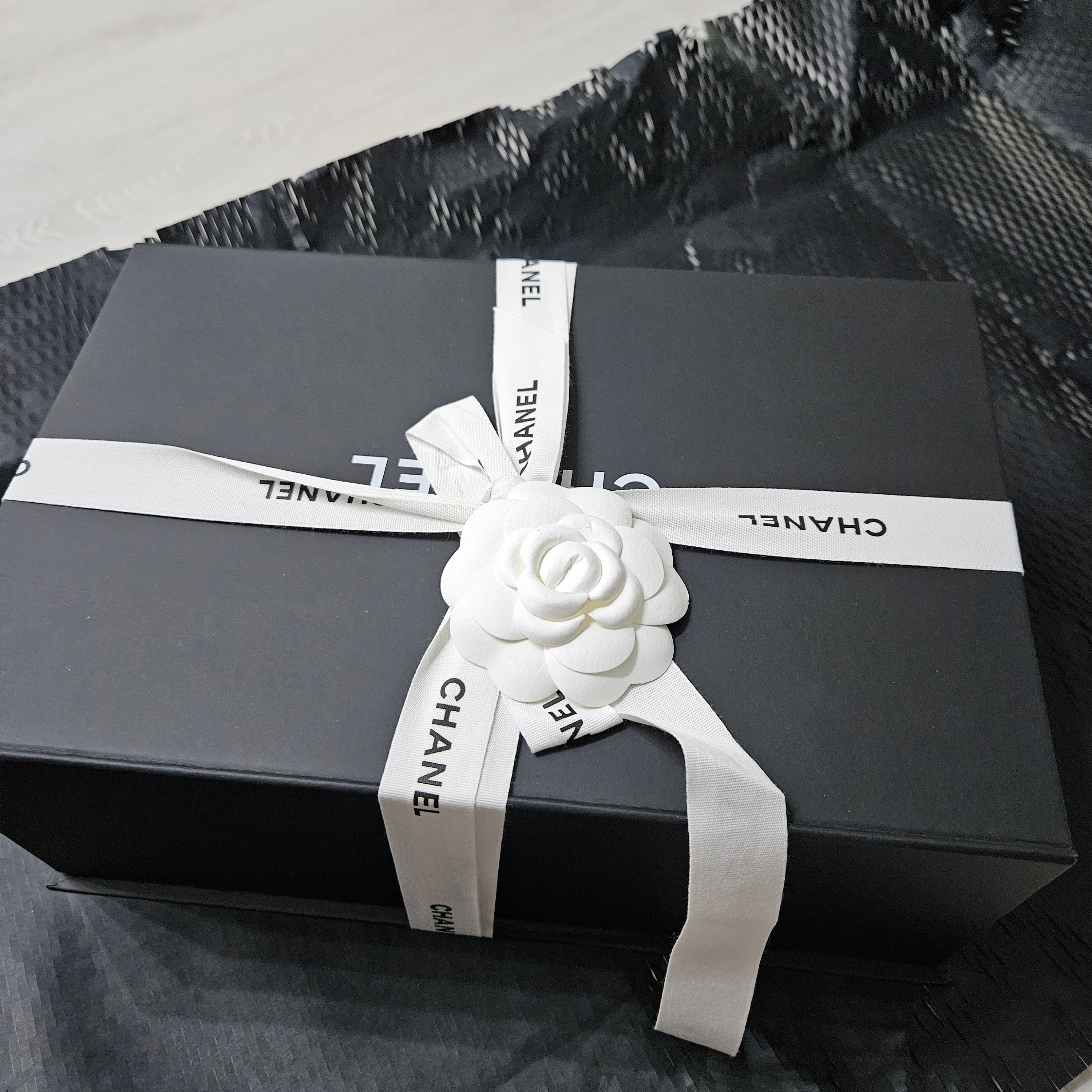 Chanel Medium Boy Chanel Handbag Grained Calfskin & Ruthenium Black 착용 스타일