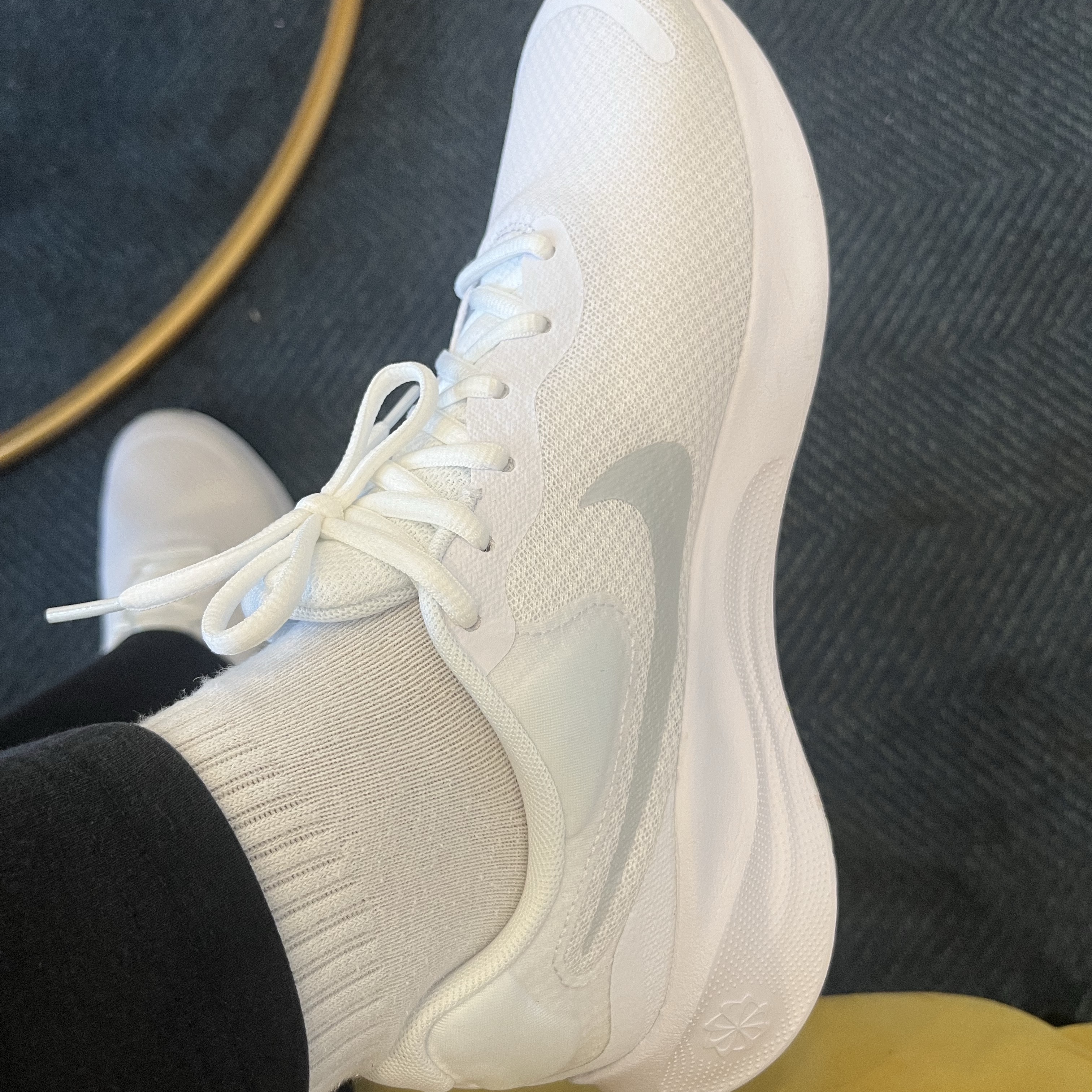 Nike Revolution 7 White 착용 스타일