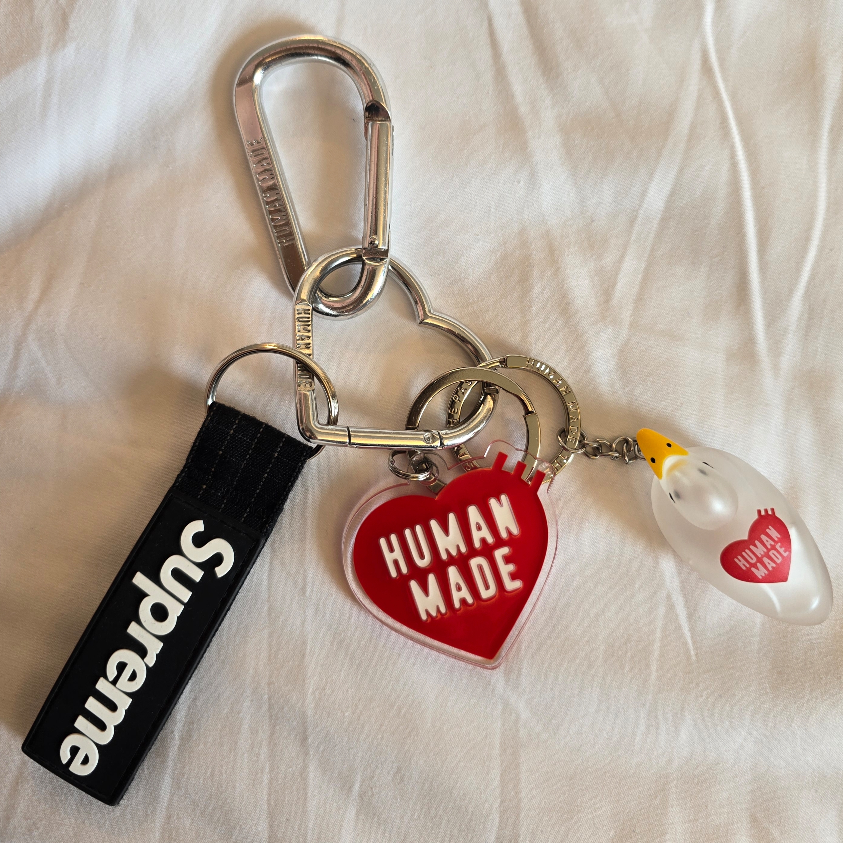 Supreme Ripstop Keychain Black - 24SS, Human Made Heart Keyring Red 착용 스타일