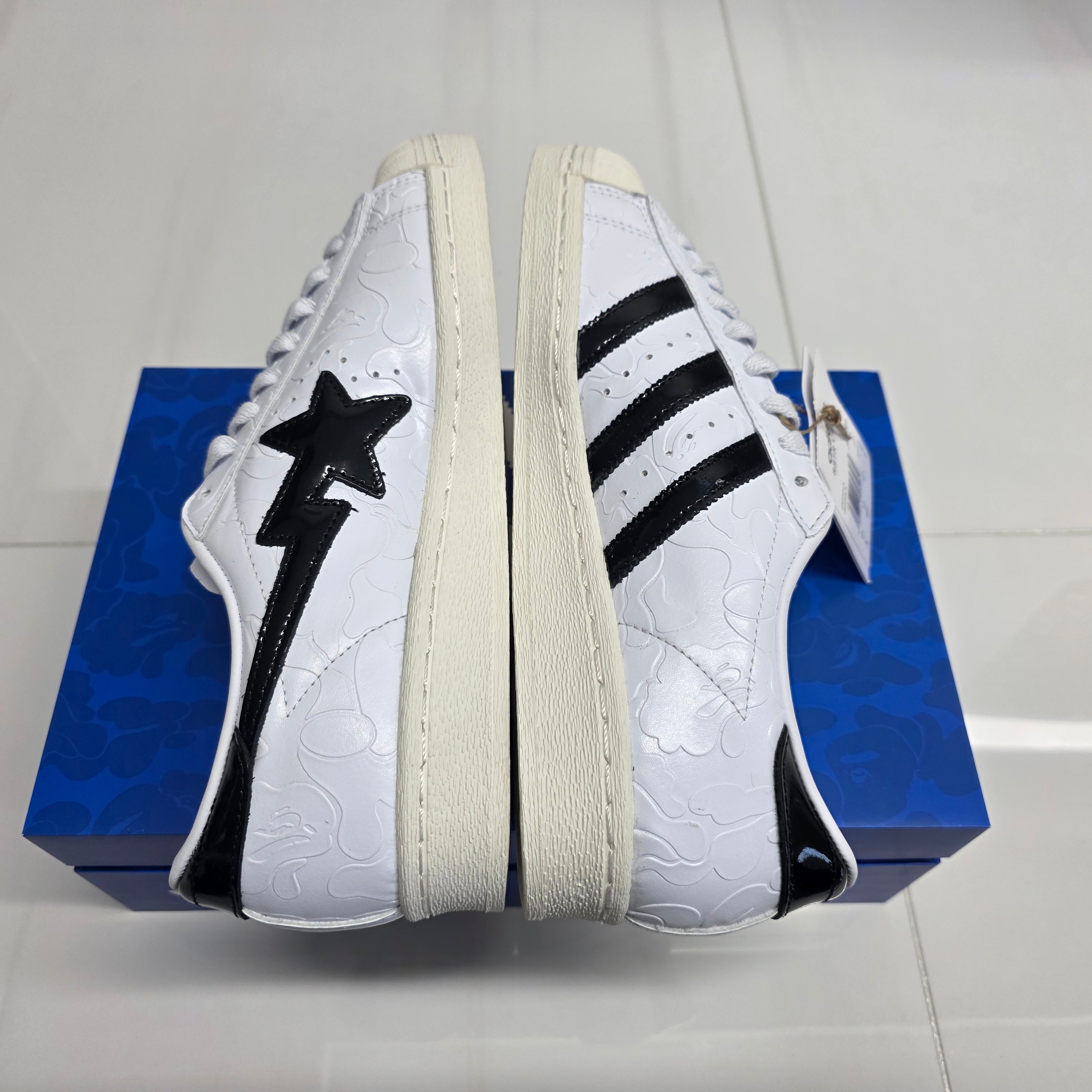Adidas x BAPE Superstar Vintage Cloud White Core Black 착용 스타일 - 3