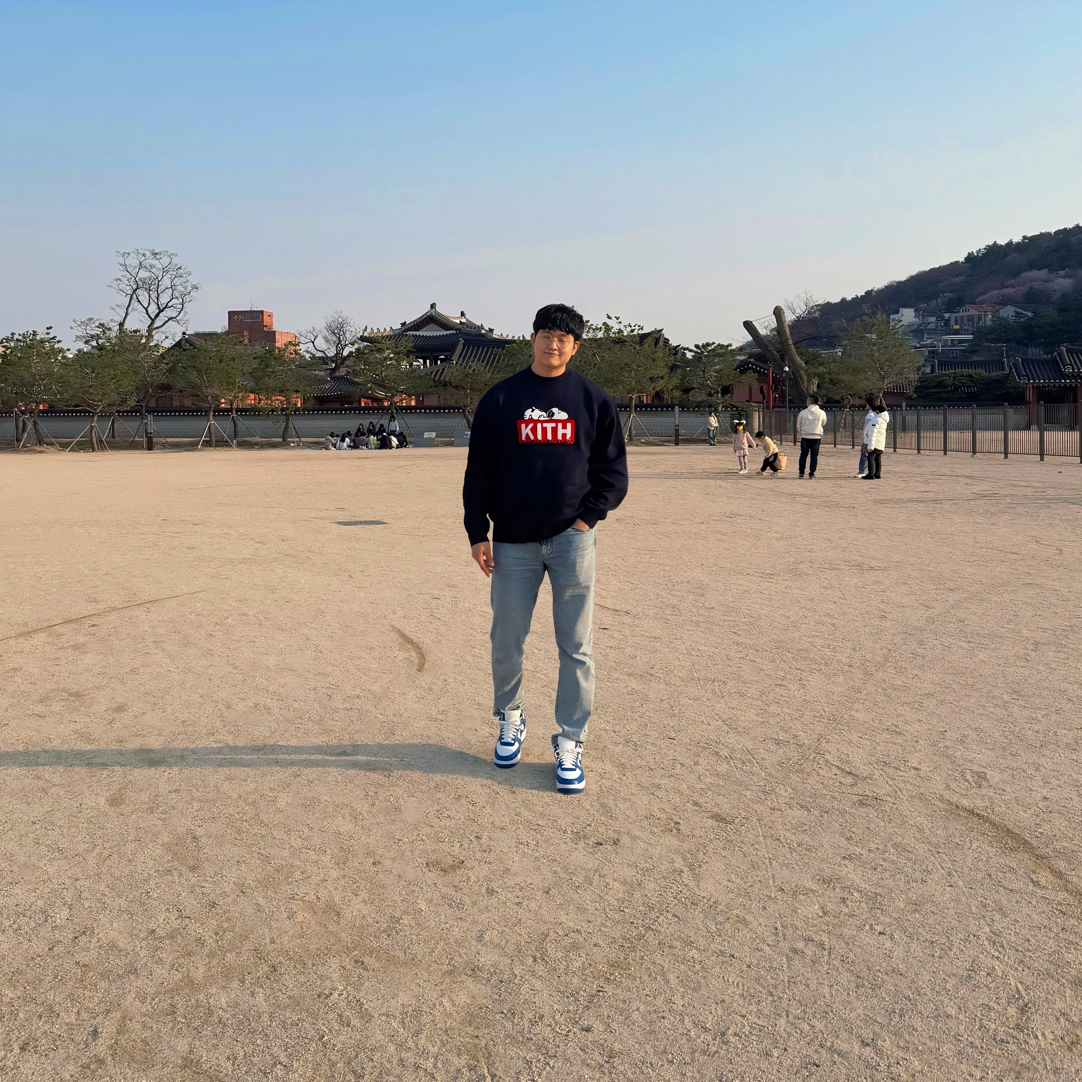 Kith x Peanuts Snoopy Sweater Sandrift, Louis Vuitton x Nike Air Force 1 Low by Virgil Abloh White Team Royal 착용 스타일 - 1