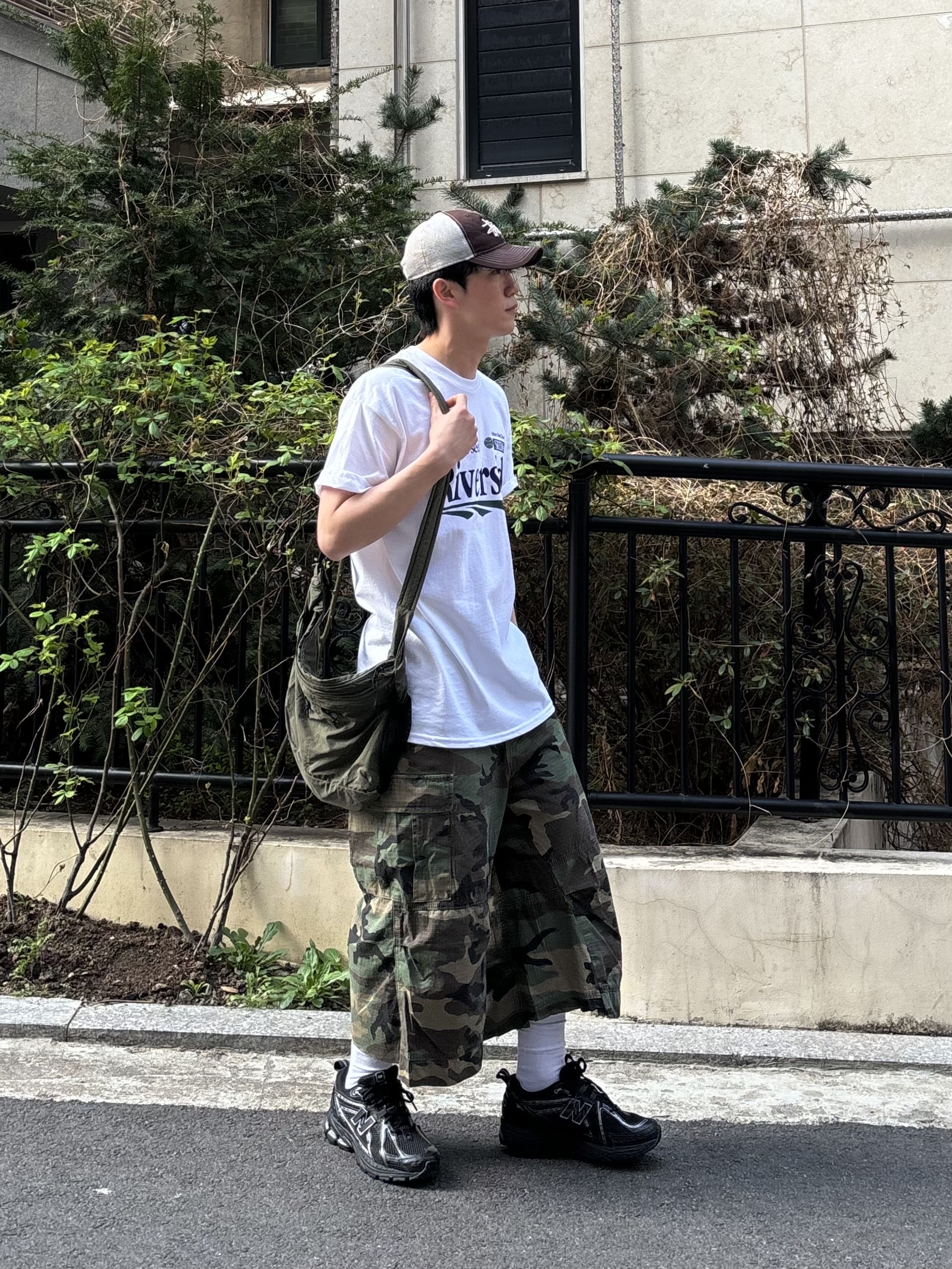 Gildan X EMEM Riverside T-Shirt White, New Balance 1906R Black Silver Metallic 착용 스타일 - 4