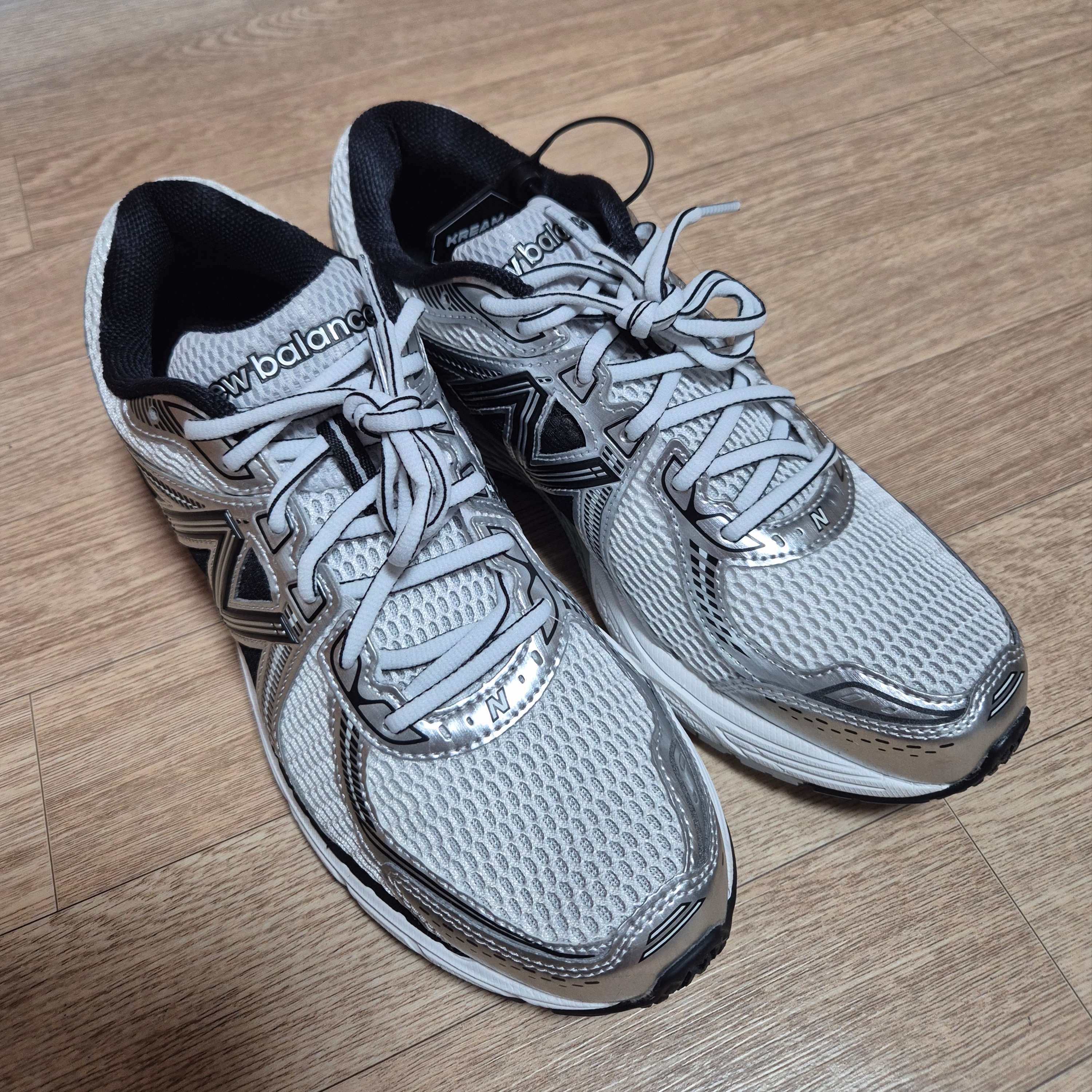New Balance 860v2 White Black 착용 스타일