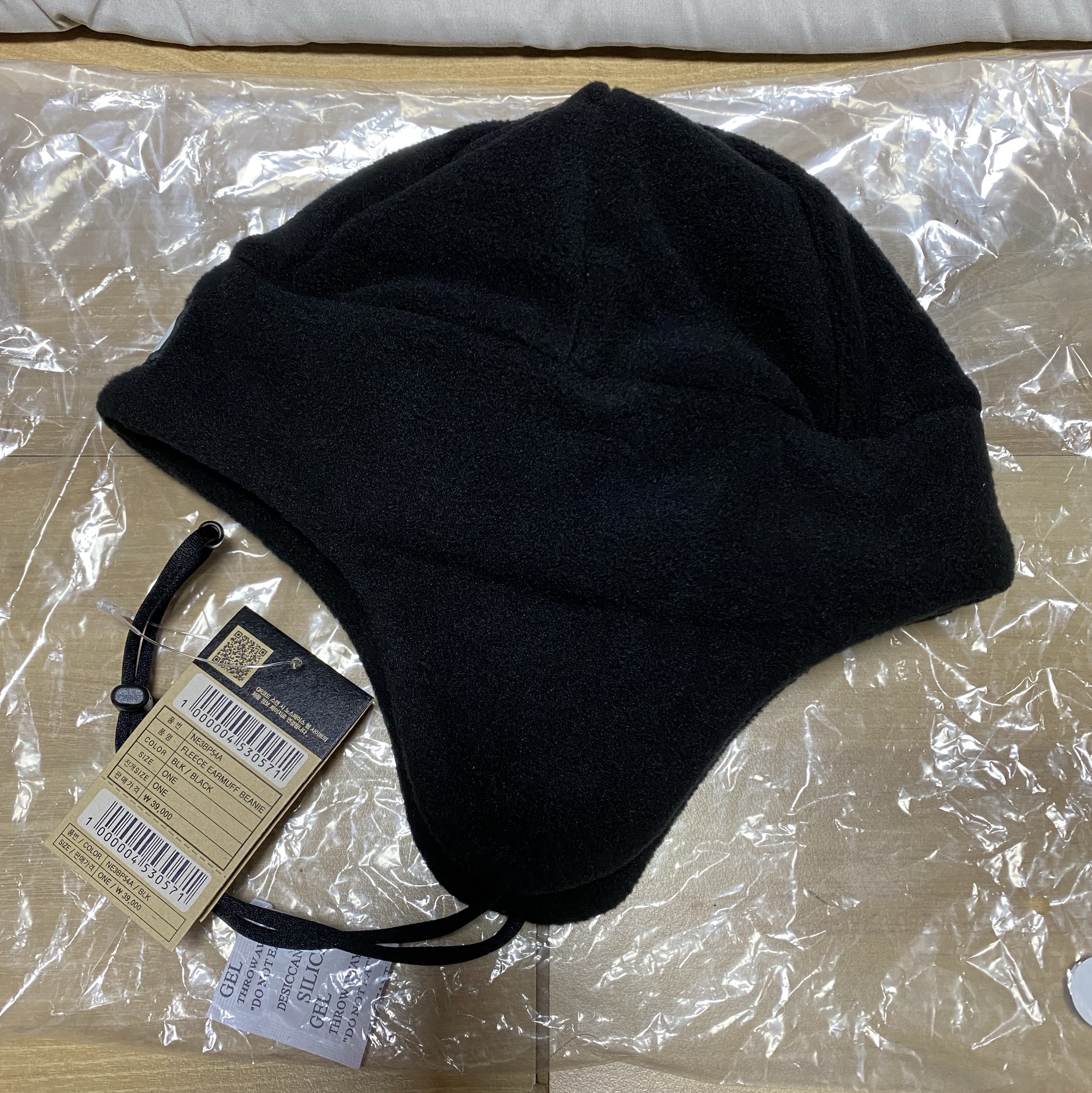 The North Face Fleece Earmuff Beanie Black 착용 스타일