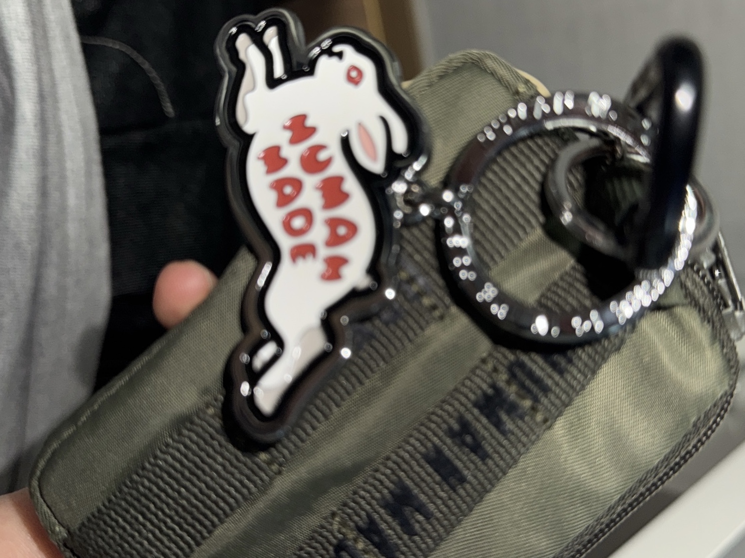 Human Made Military Card Case Olive Drab, Human Made Animal Keychain Pink 착용 스타일