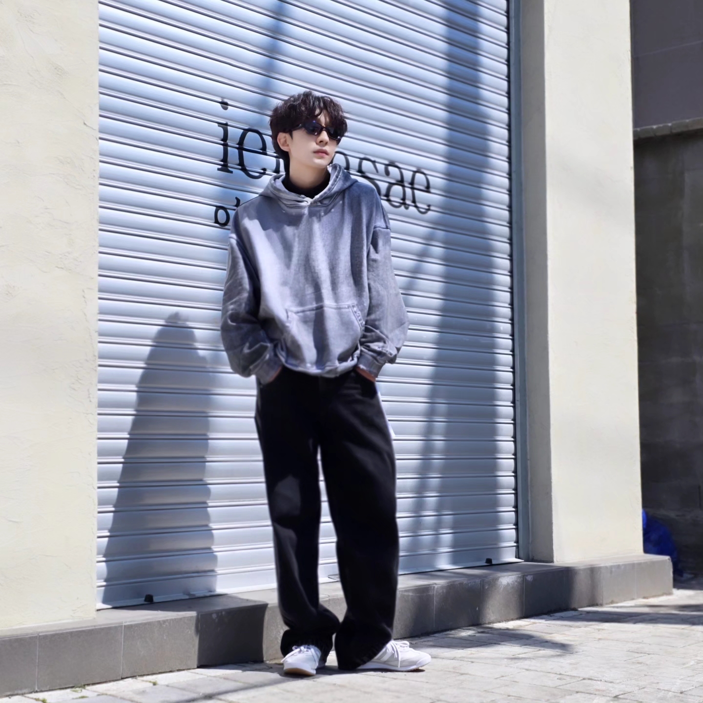 Flavorism Oversized Rivet Hoodie Dirty White, Adidas Adicolor Denim Firebird Pants True Black Denim - KR Sizing 착용 스타일 - 2