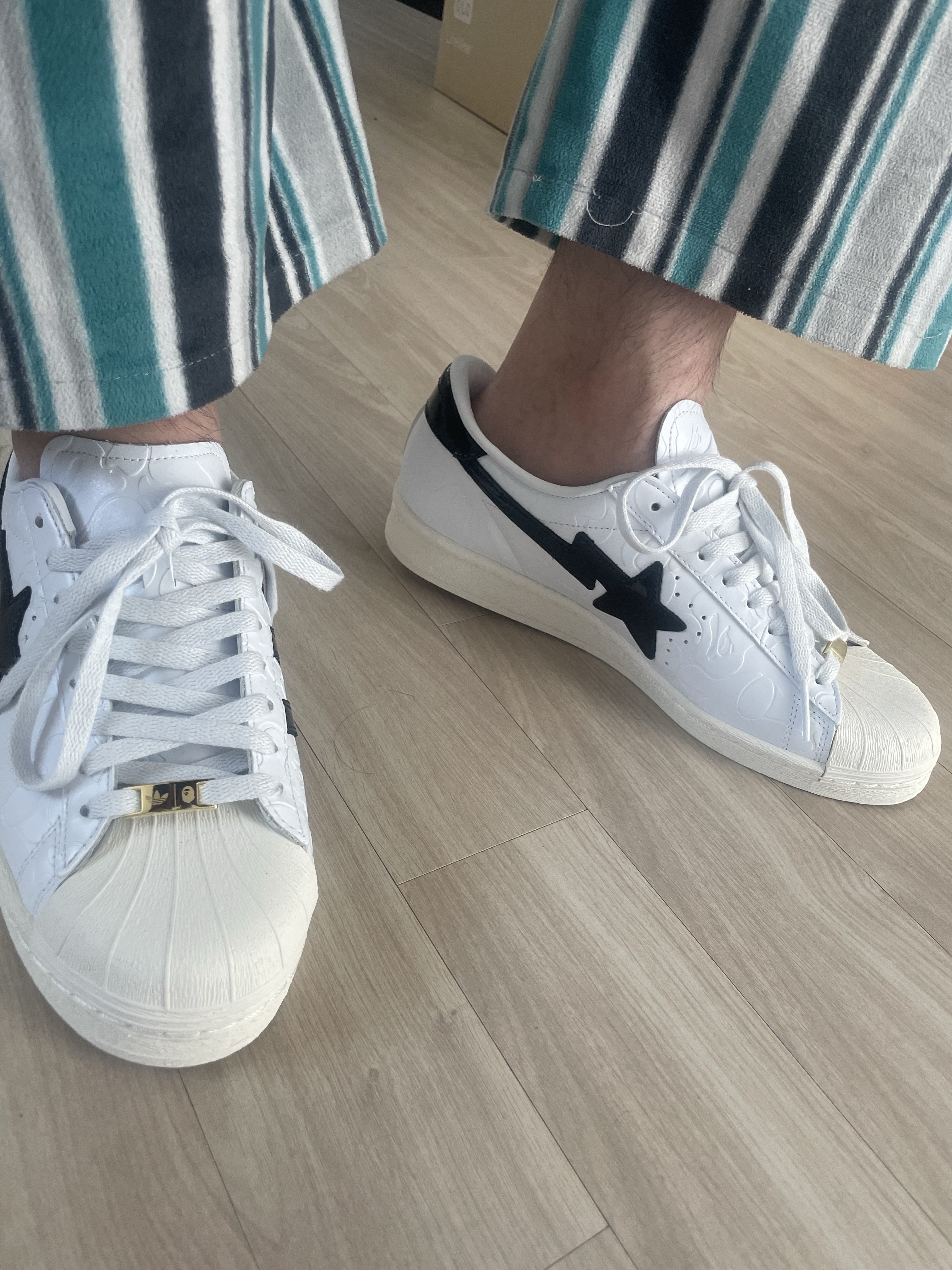 Adidas x BAPE Superstar Vintage Cloud White Core Black 착용 스타일 - 1