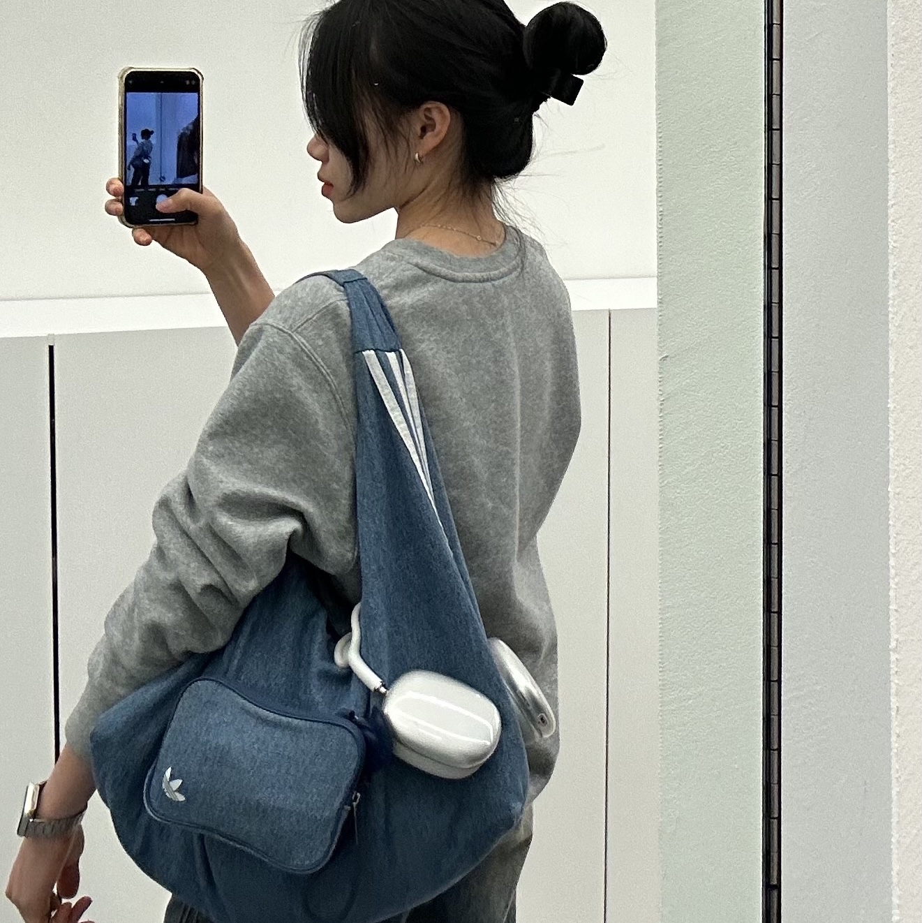 Adidas Always Original Denim Shoulder Bag Blue, Apple AirPods Max Lightning Silver (Korean Ver.) 착용 스타일 - 1