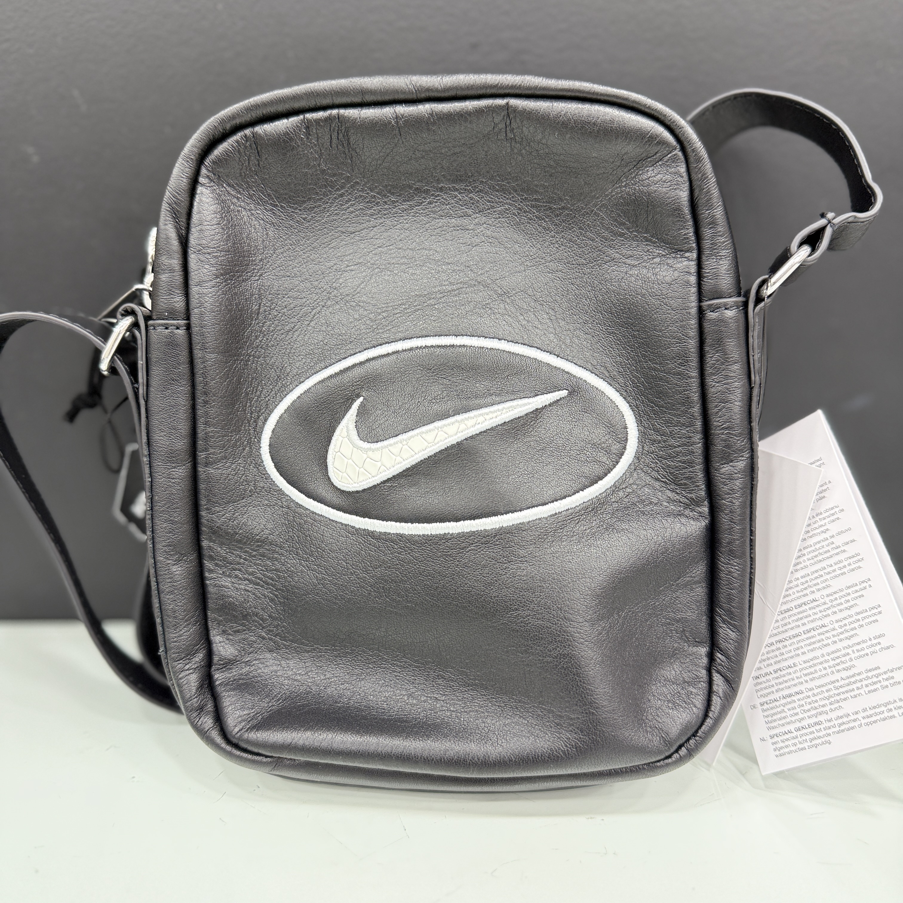 Supreme x Nike Leather Shoulder Bag Black - 25SS 착용 스타일 - 1