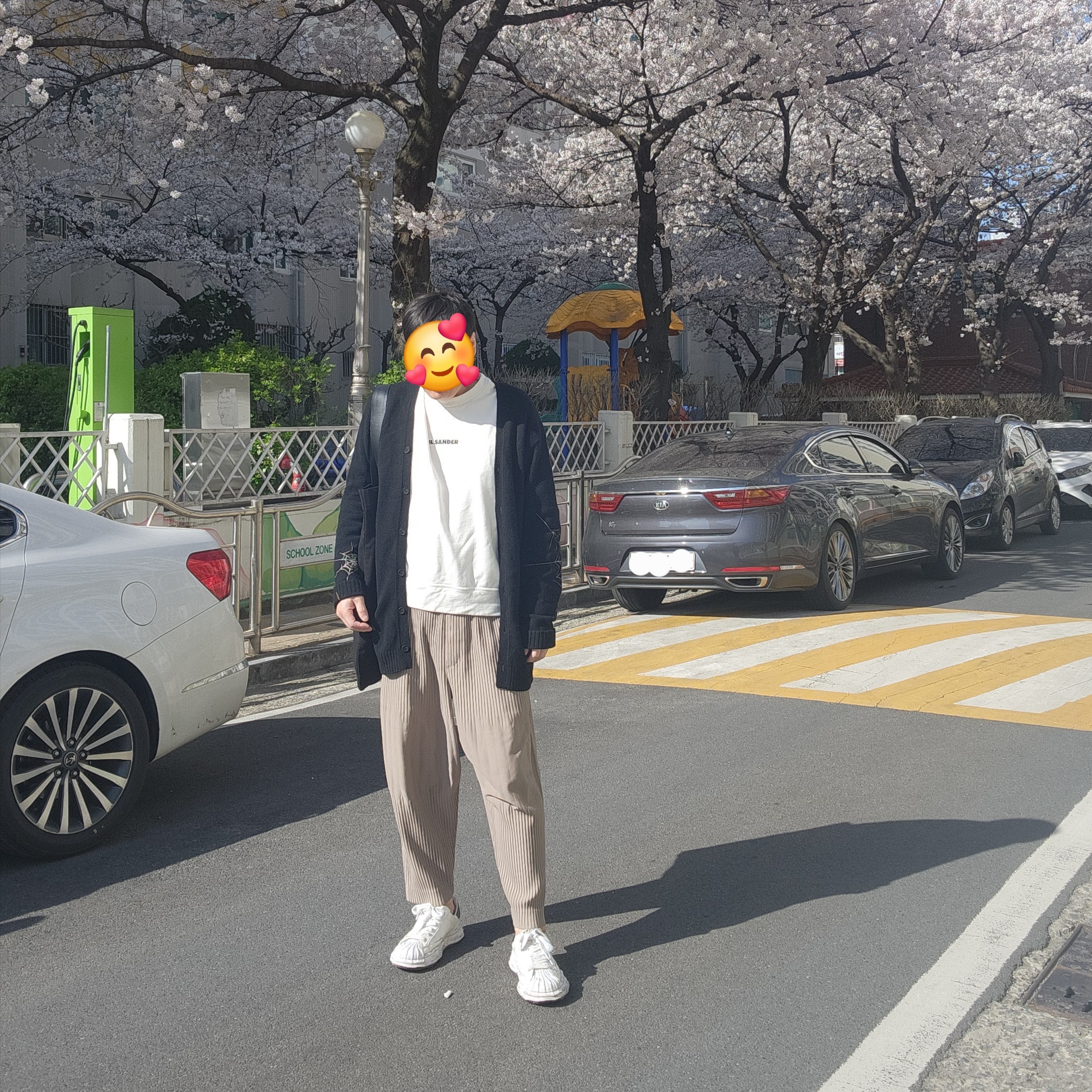 Homme Plisse Issey Miyake Compleat Pants Ash Beige, Maison Mihara Yasuhiro Blakey OG Sole Leather Low-top Sneakers White 착용 스타일 - 1