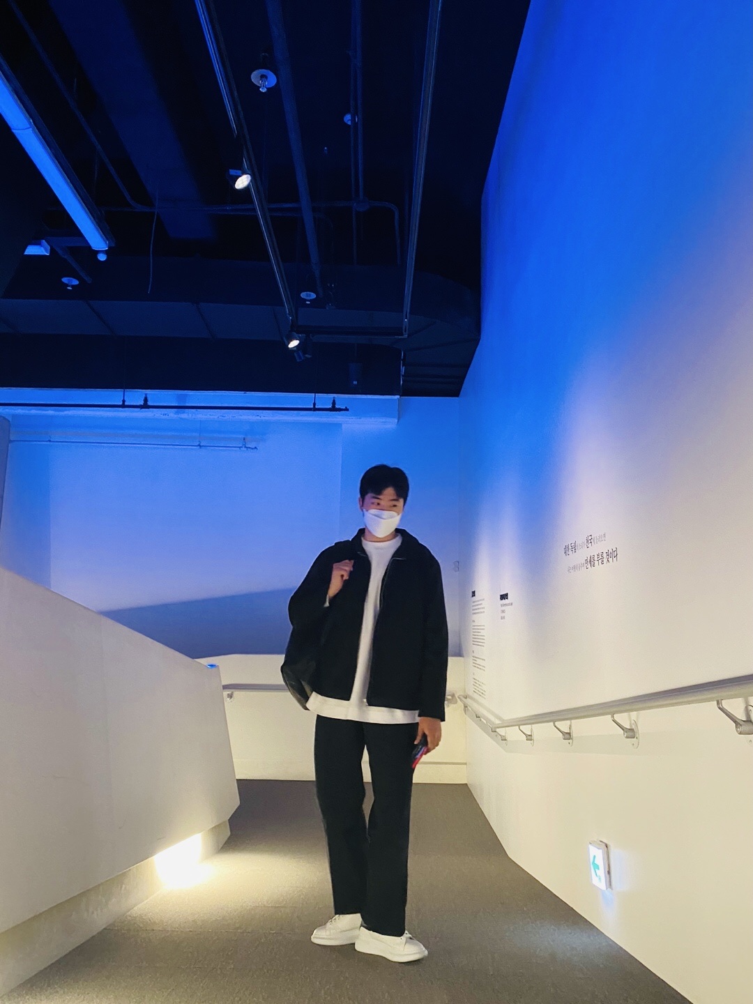 Alexander McQueen Oversized Sneakers White Black 착용 스타일 - 2