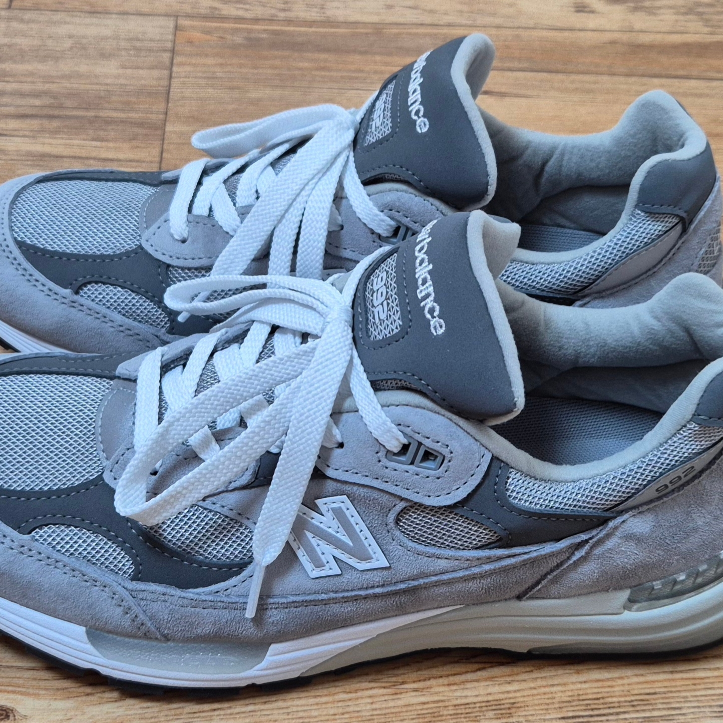 New Balance 992 Made in USA Core Grey Silver Metallic 착용 스타일